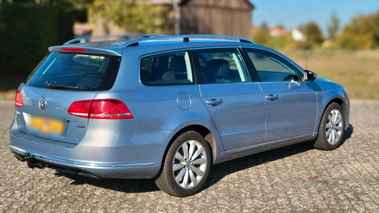 Volkswagen Passat 2012 — rear view