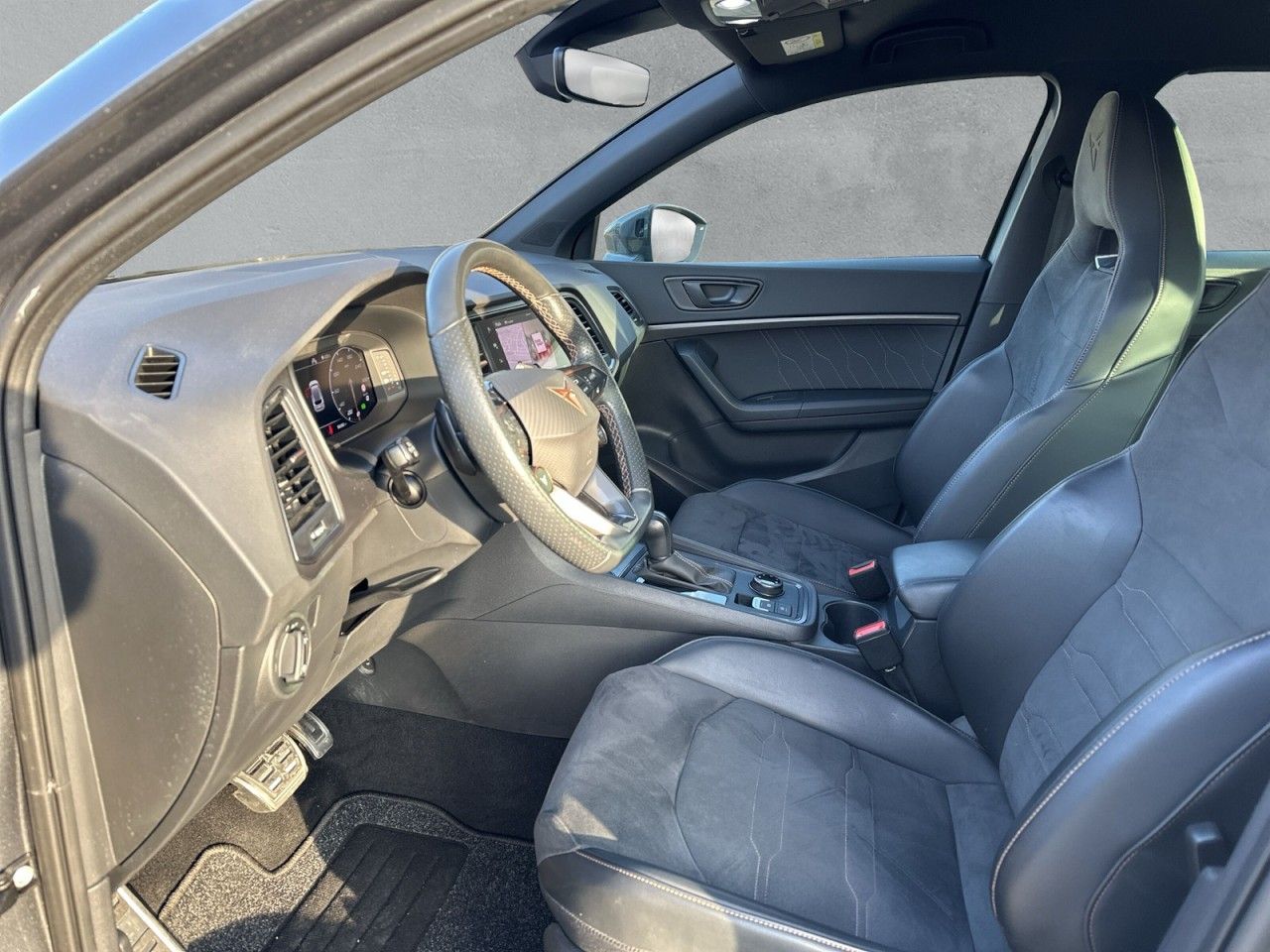 Fahrzeugabbildung CUPRA Ateca 2.0 TSI 300 PS DSG 4Drive - mit KI generiert/bearbeitet