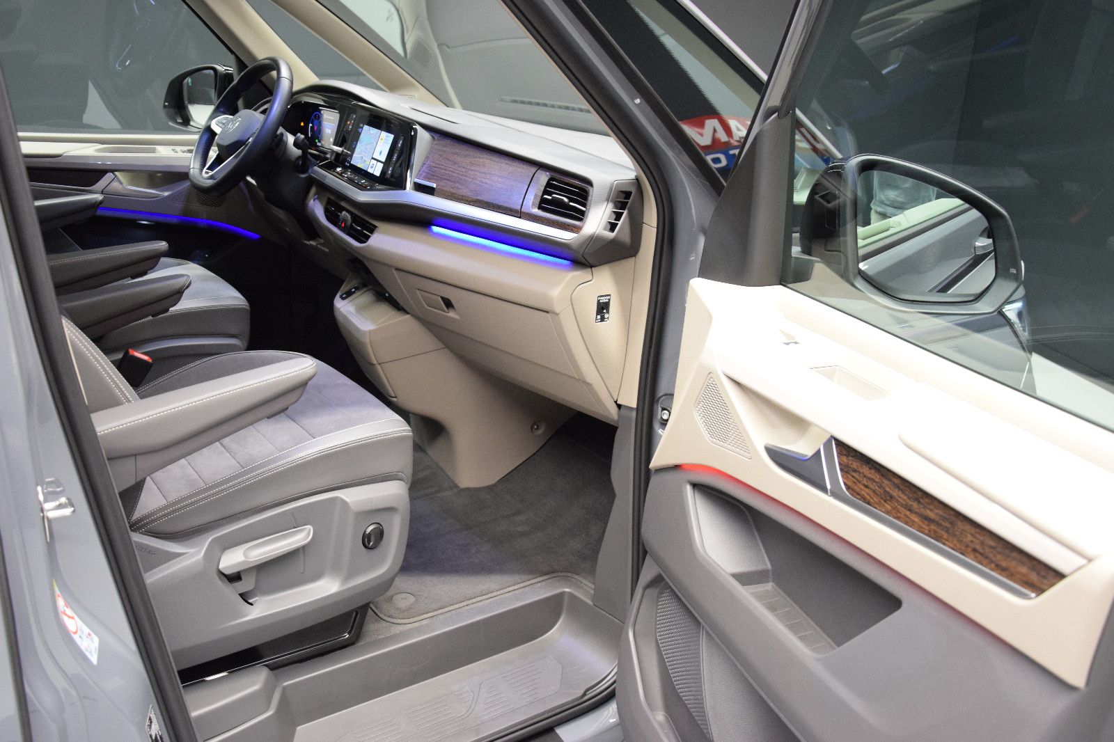 Fahrzeugabbildung Volkswagen T7 Multivan Style Pano ACC IQ AHK Stndhzg Alcant