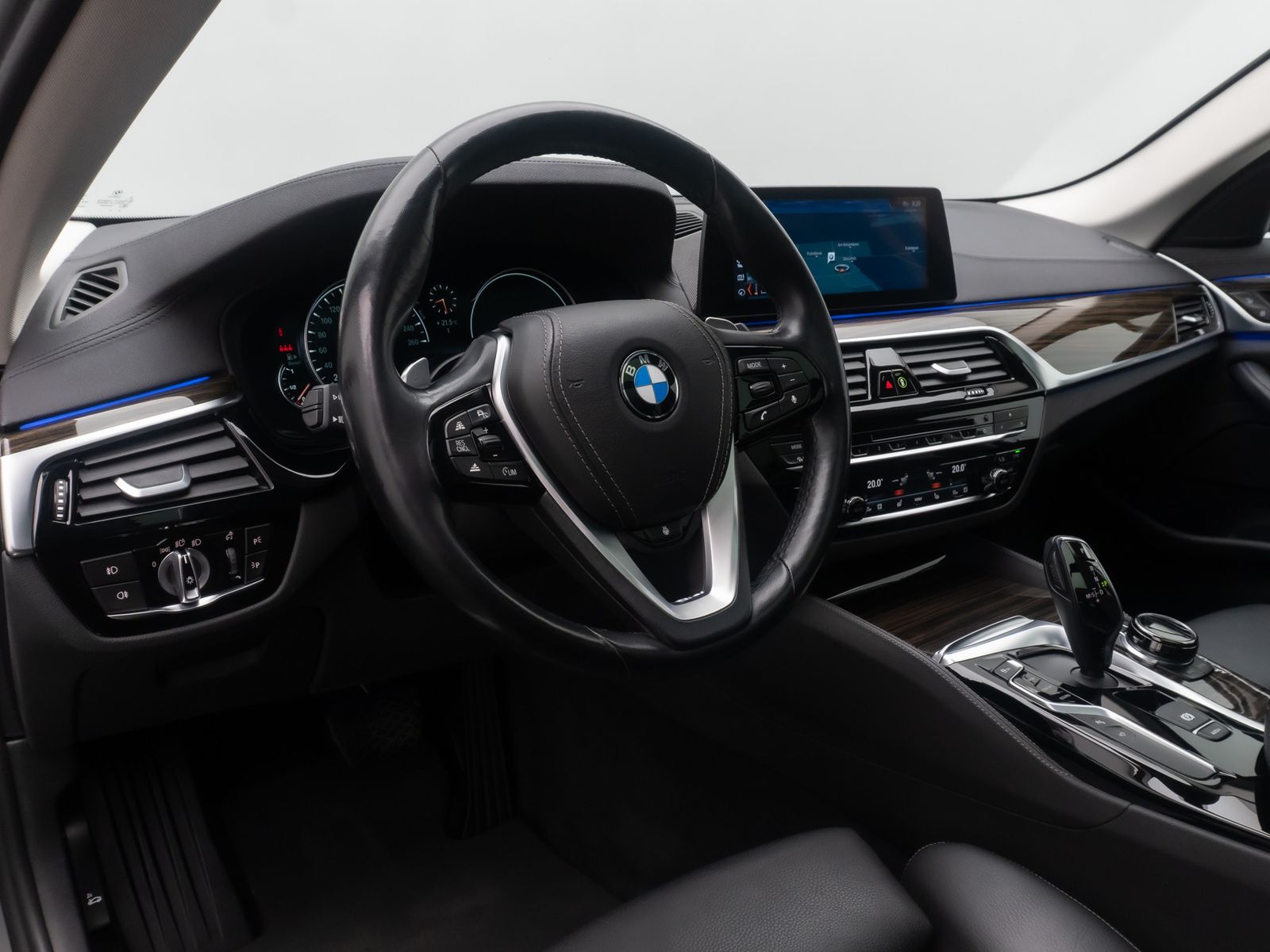 Fahrzeugabbildung BMW 520d Luxury Line Panorama HUD DAB DispKey 19Zoll