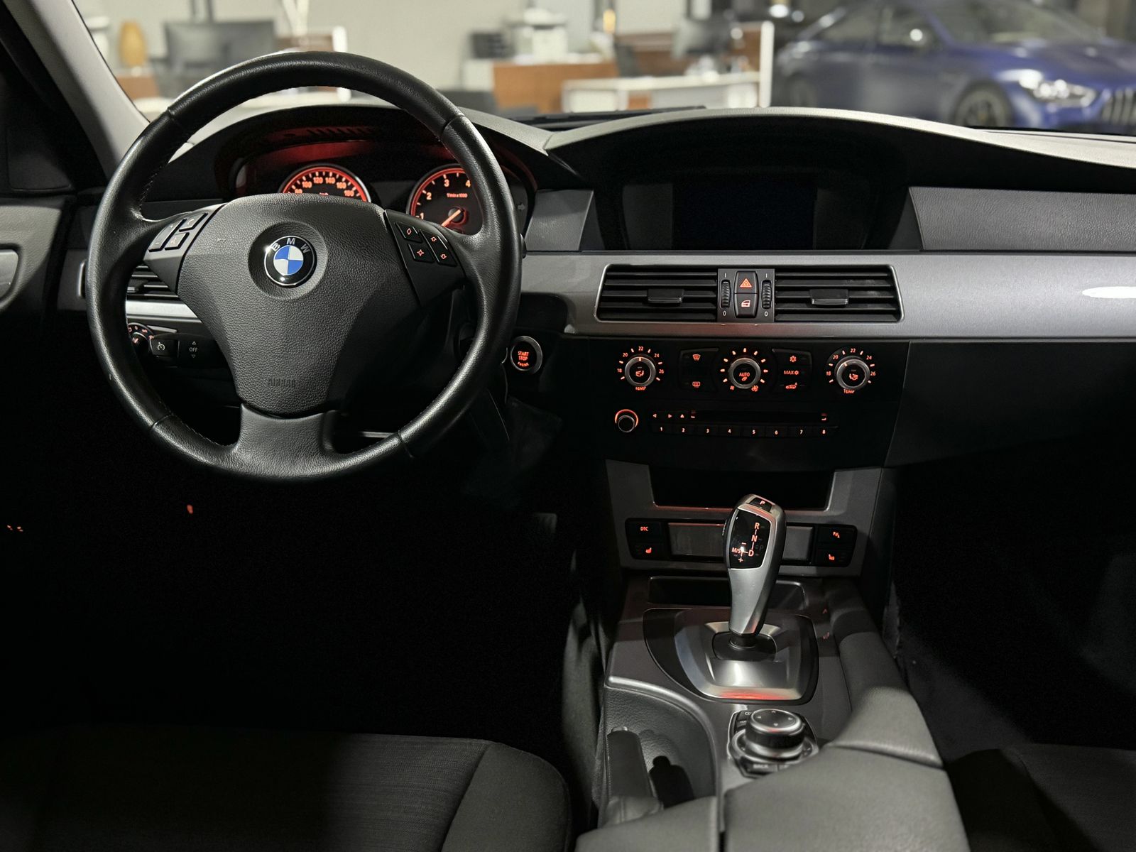 Fahrzeugabbildung BMW 523 i Lim. Glasdach Navi PDC Lordos Sitzhzg