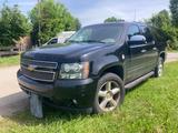 Chevrolet Suburban - Chevrolet Suburban mit Benzin-Antrieb: Geländewagen