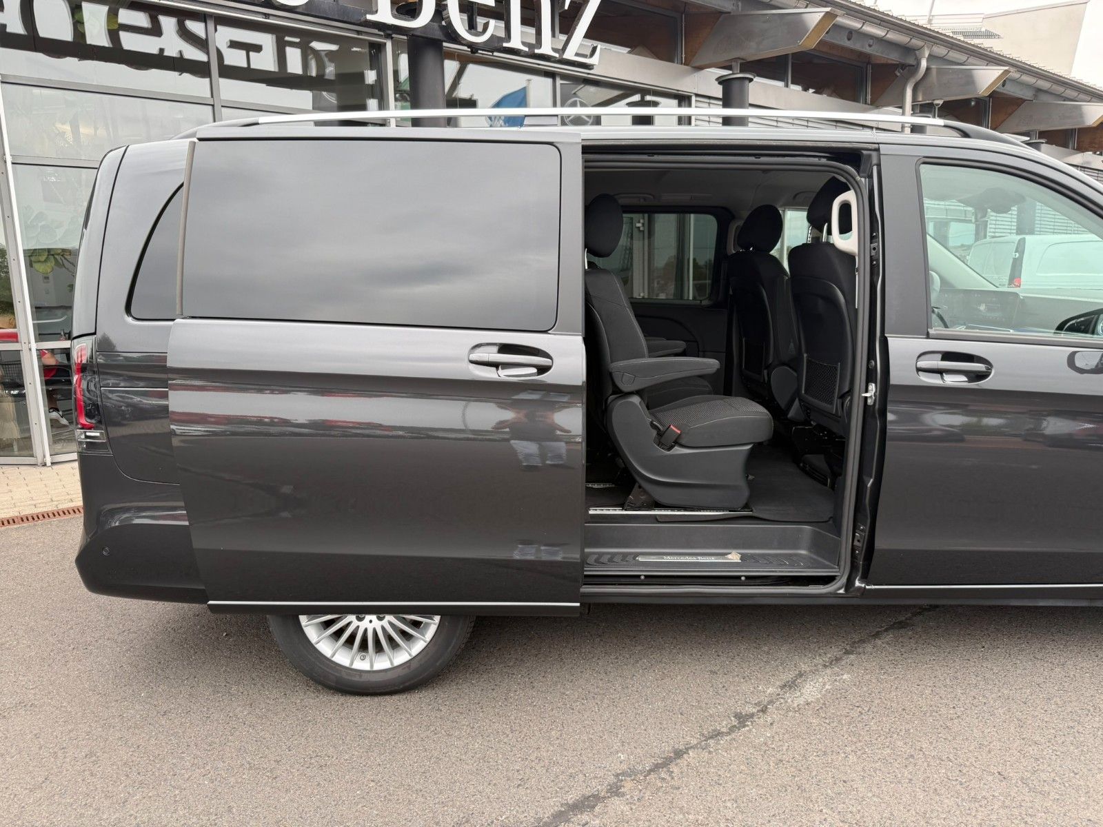 Fahrzeugabbildung Mercedes-Benz V 300 d STYLE 4MATIC AHK2,5t DISTRONIC MULTIBEAM