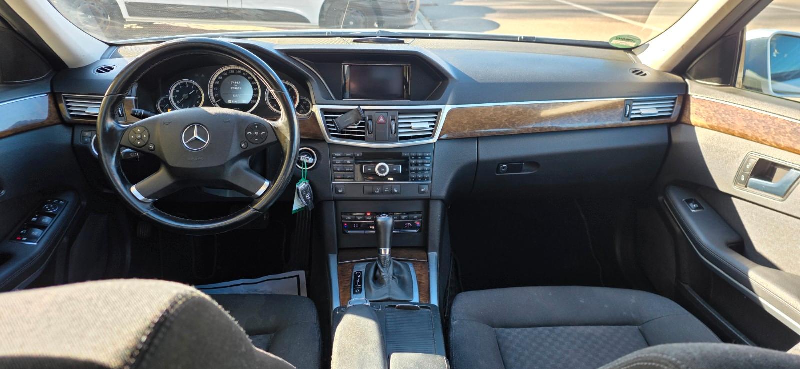Mercedes-Benz E200 2010 — photo 16