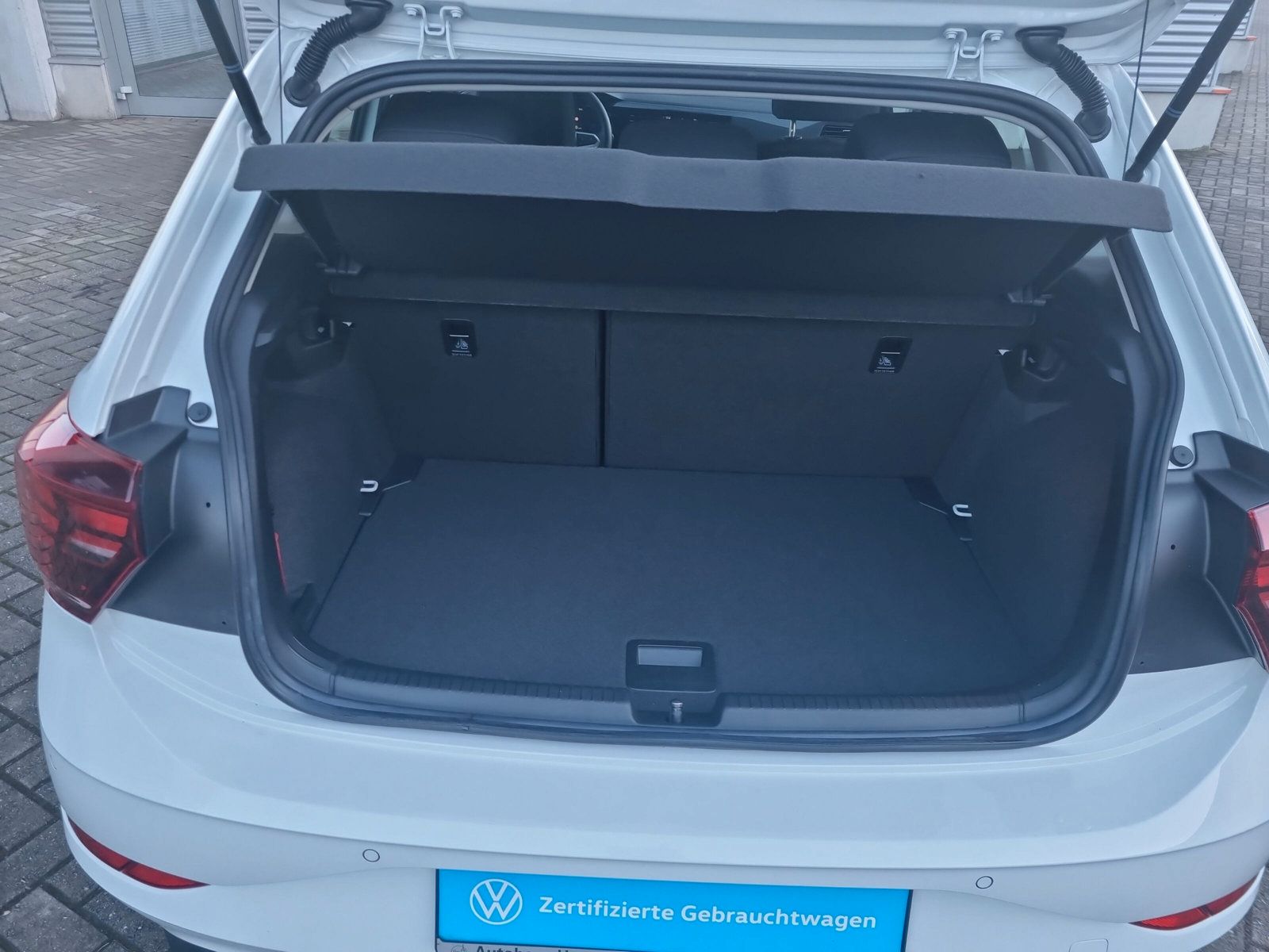 Fahrzeugabbildung Volkswagen Polo 1.0 MPI Life APP DAB PDC
