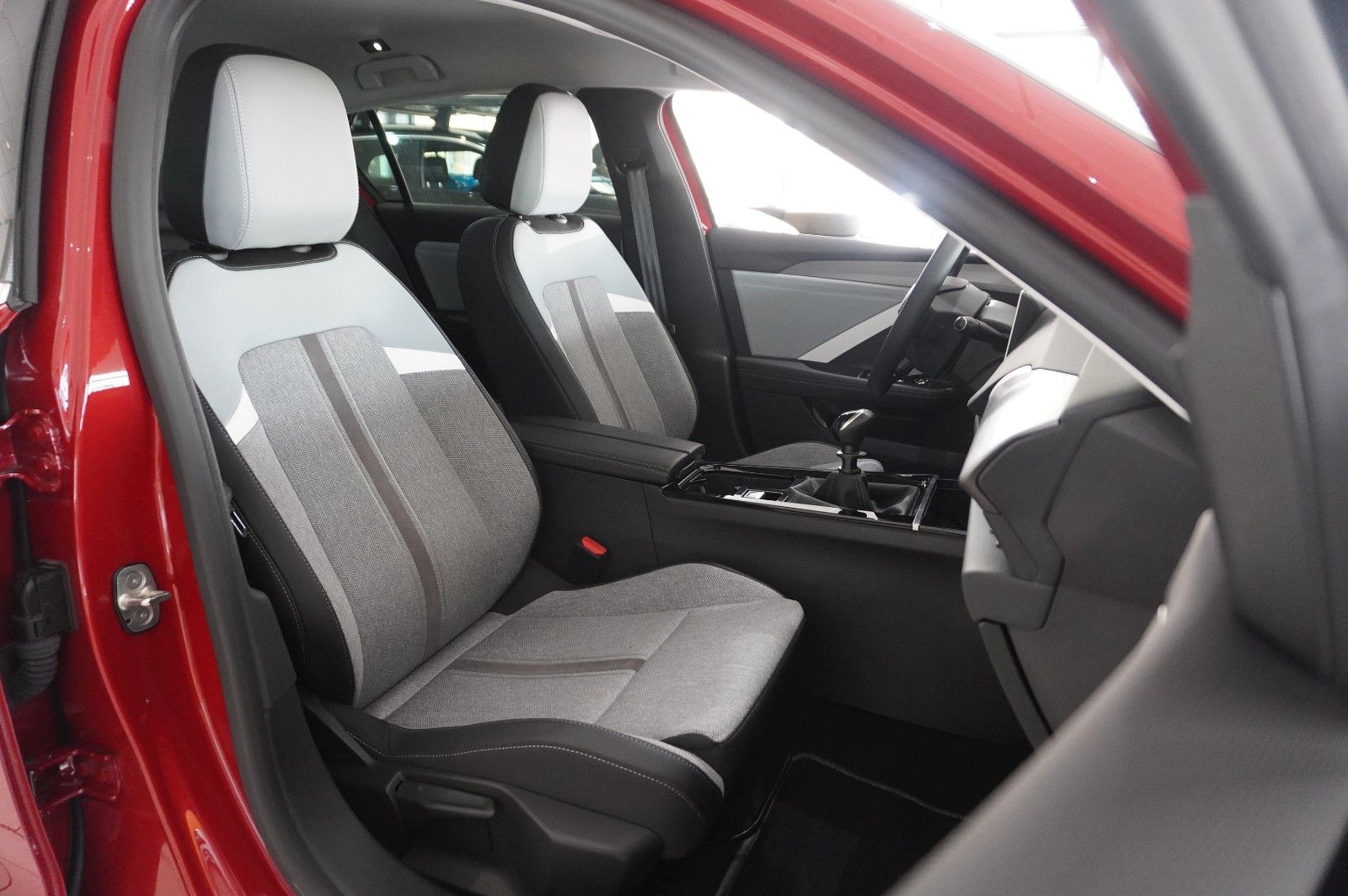 Fahrzeugabbildung Opel Astra L Lim. 1.2T ELEGANCE NAVI/LED/KAMERA/DAB+