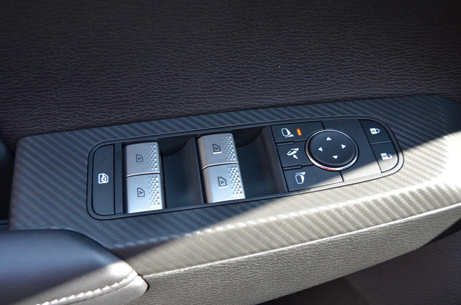 Mitsubishi Outlander 2.4 PHEV Select AT 4WD LED ele. Heck.