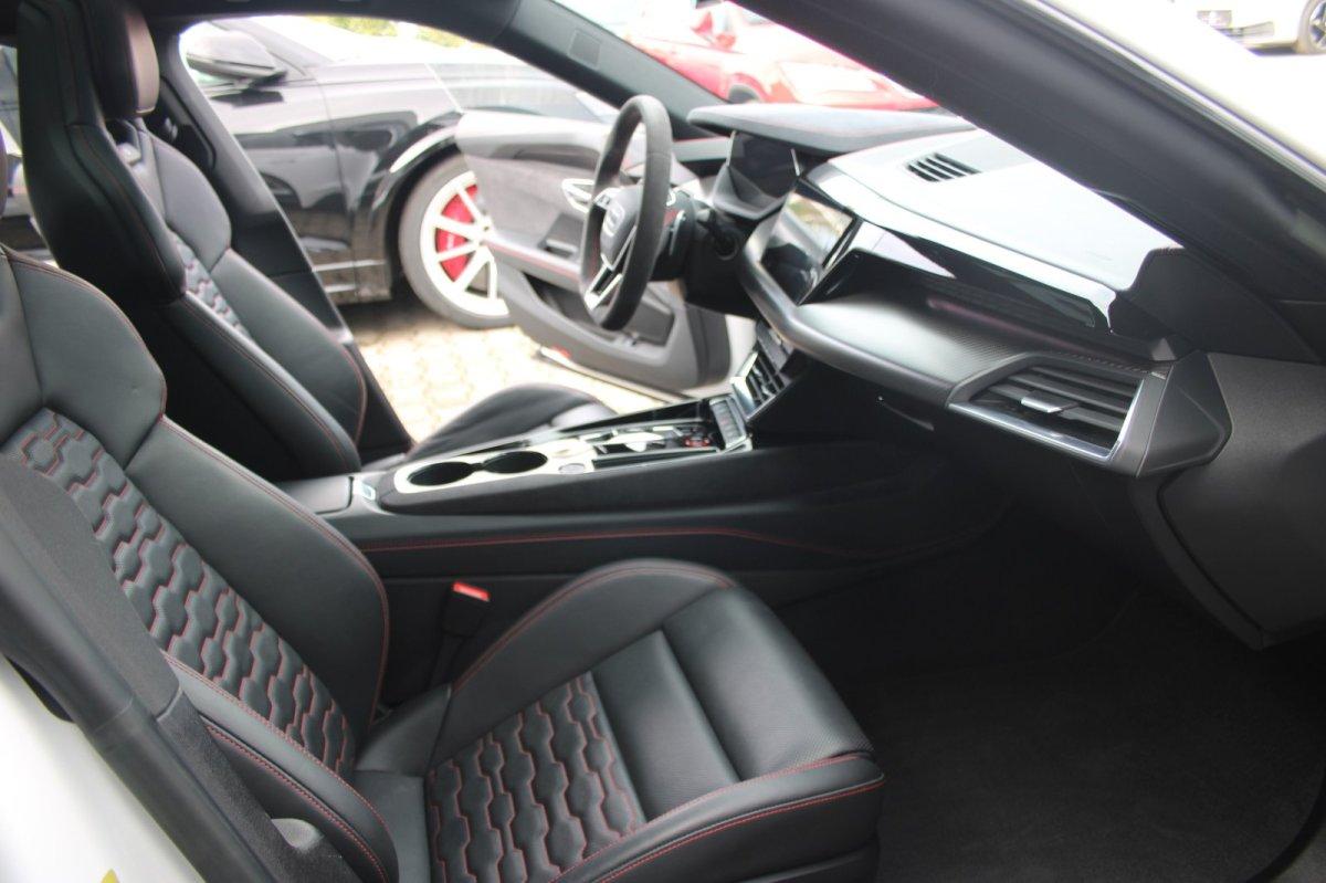Audi e-tron RS GT quattro Carbon Matrix Top-View Pano