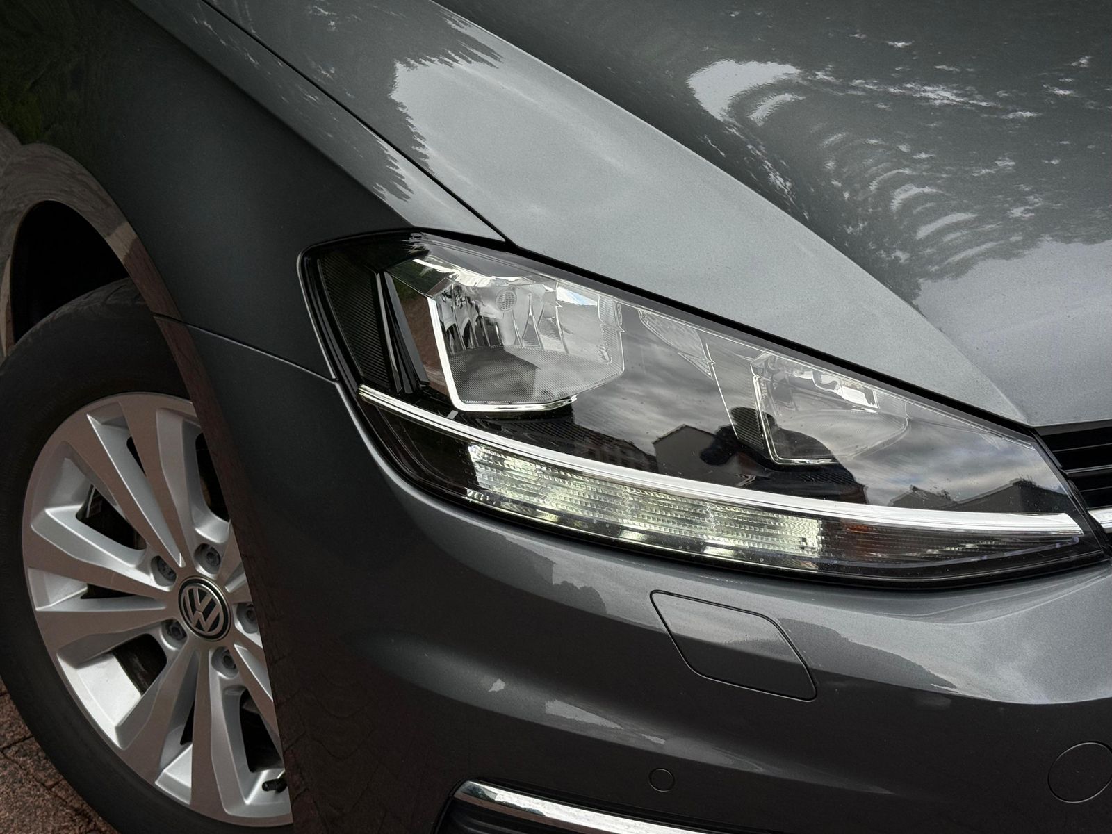 Fahrzeugabbildung Volkswagen Golf 1.6 TDI DSG Lim Comfortline NAV+SHZ+PDC+MFL