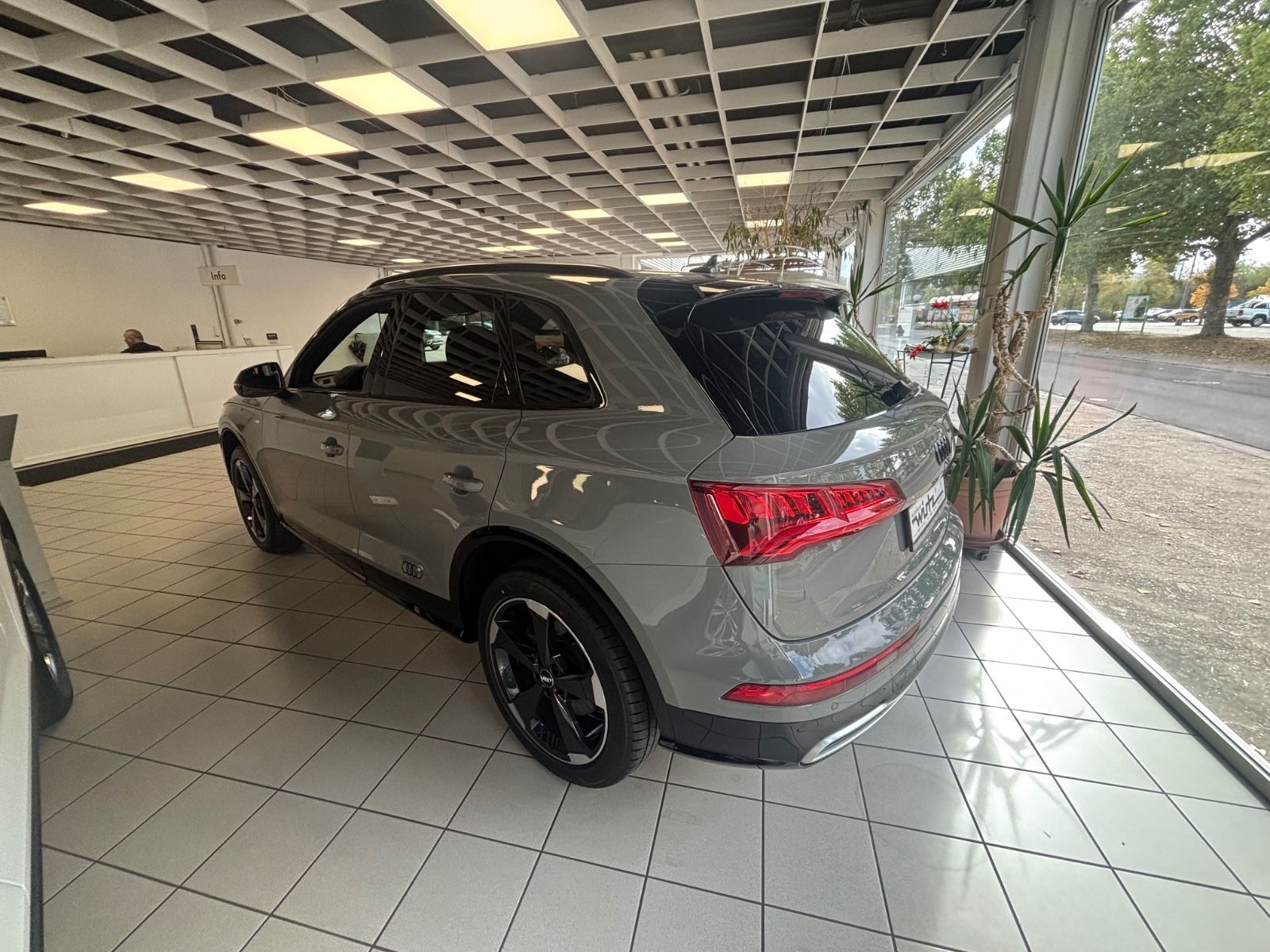 Fahrzeugabbildung Audi Q5 40 TDI quattro KAM NAV S-LINE