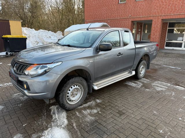 Mitsubishi L200 Basis Club Cab 4WD