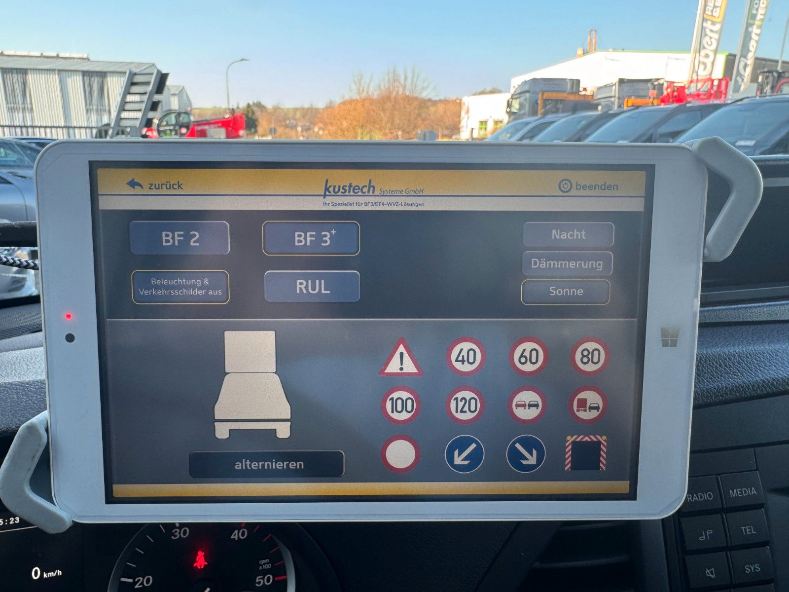 Fahrzeugabbildung Mercedes-Benz Vito 111 CDI Tourer Begleitfahrzeug BF3+ / WVZ