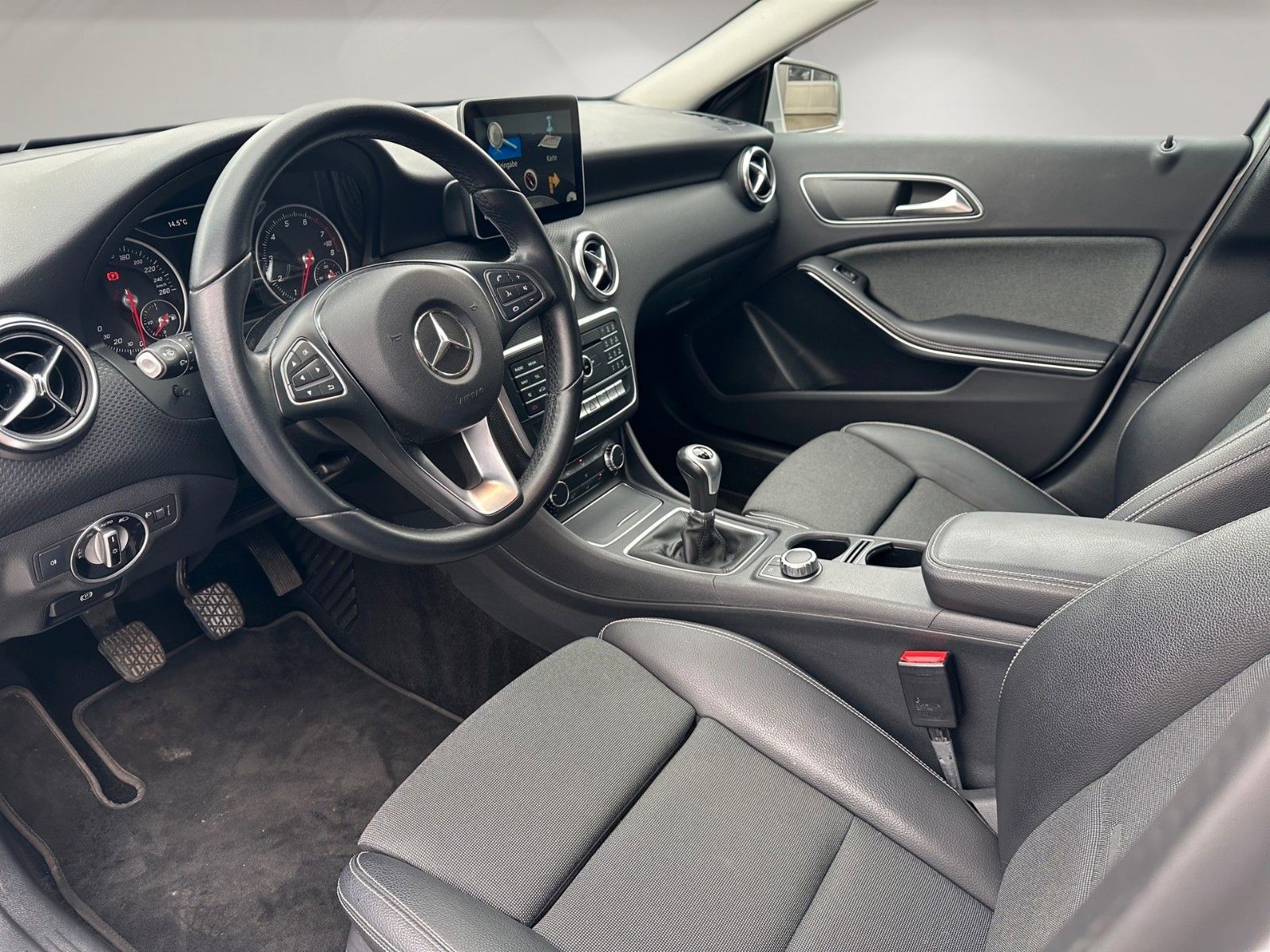 Fahrzeugabbildung Mercedes-Benz A180 BlueEfficiency Style NAVI Sitzh. PDC