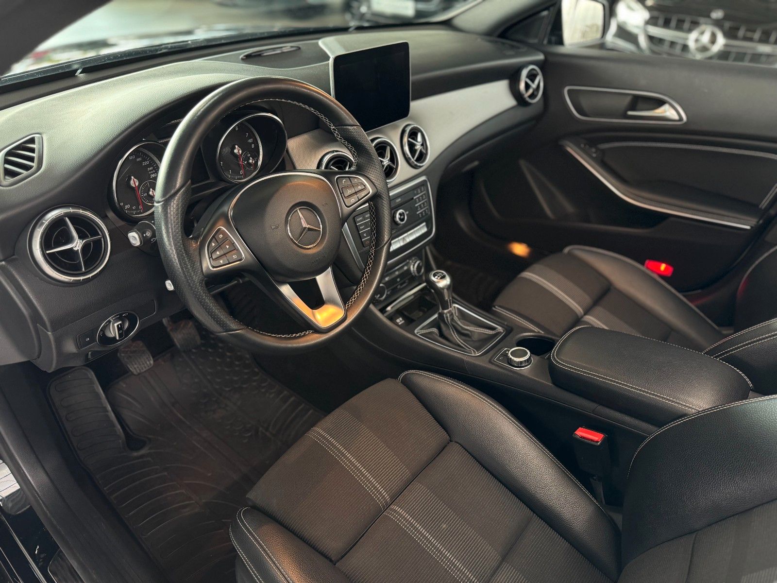 Fahrzeugabbildung Mercedes-Benz CLA 180 Shooting Brake Urban "LED + Business-P."
