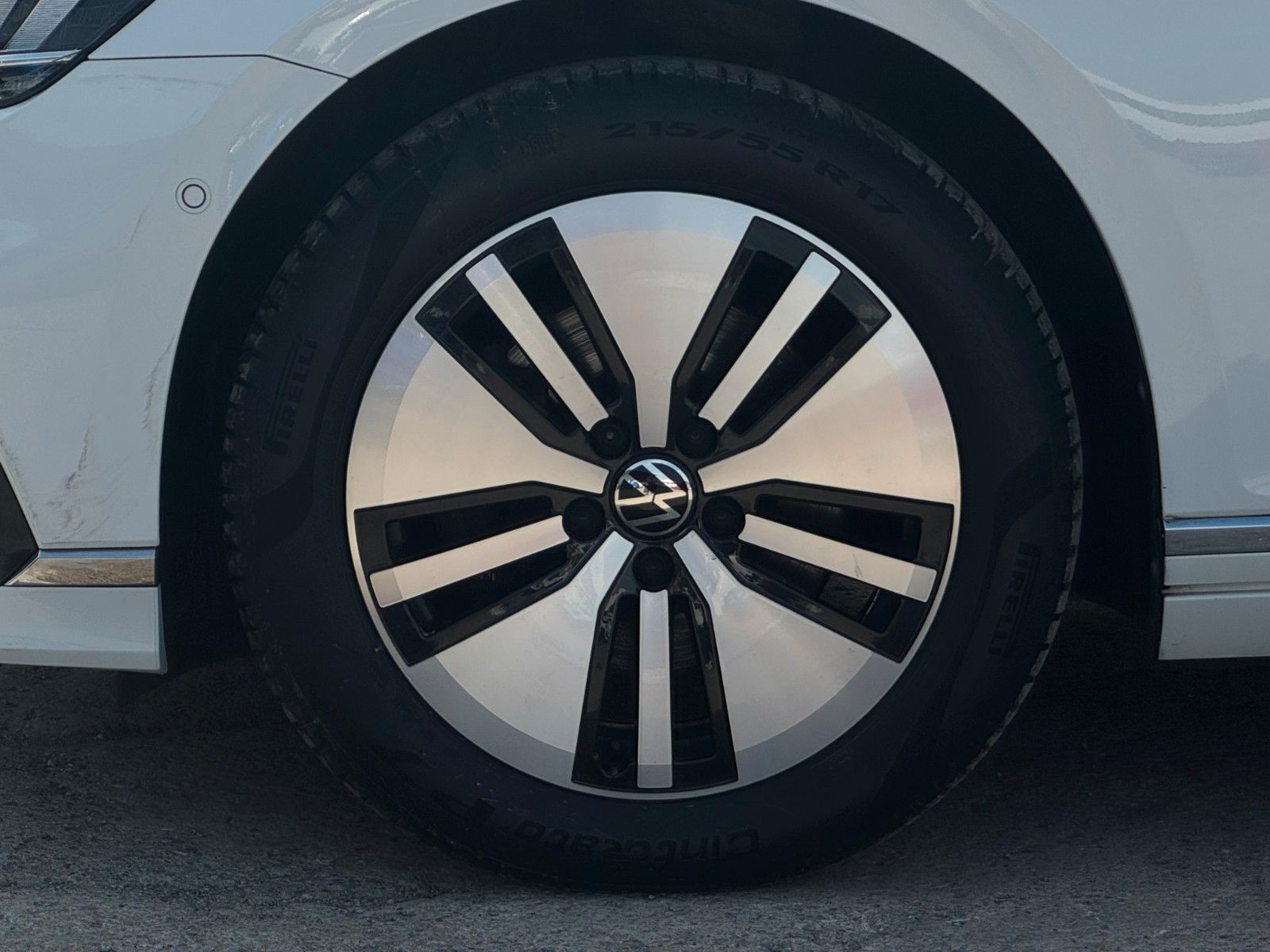 Fahrzeugabbildung Volkswagen Passat GTE Massage Kamera LED ACC SHZ