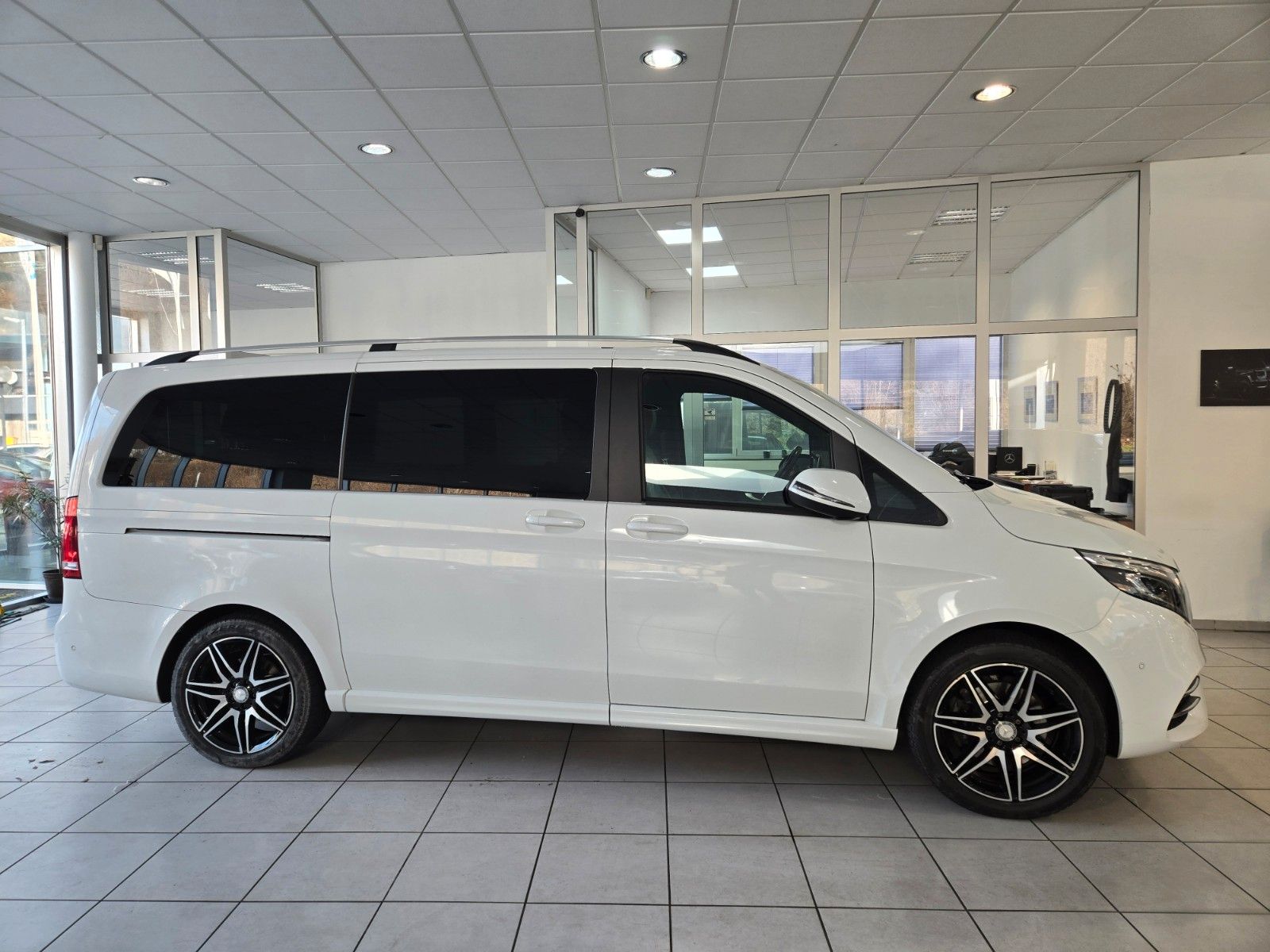 Fahrzeugabbildung Mercedes-Benz V 250 Lang 4 Matic AMG LINE * PANO* LED*LEDER*