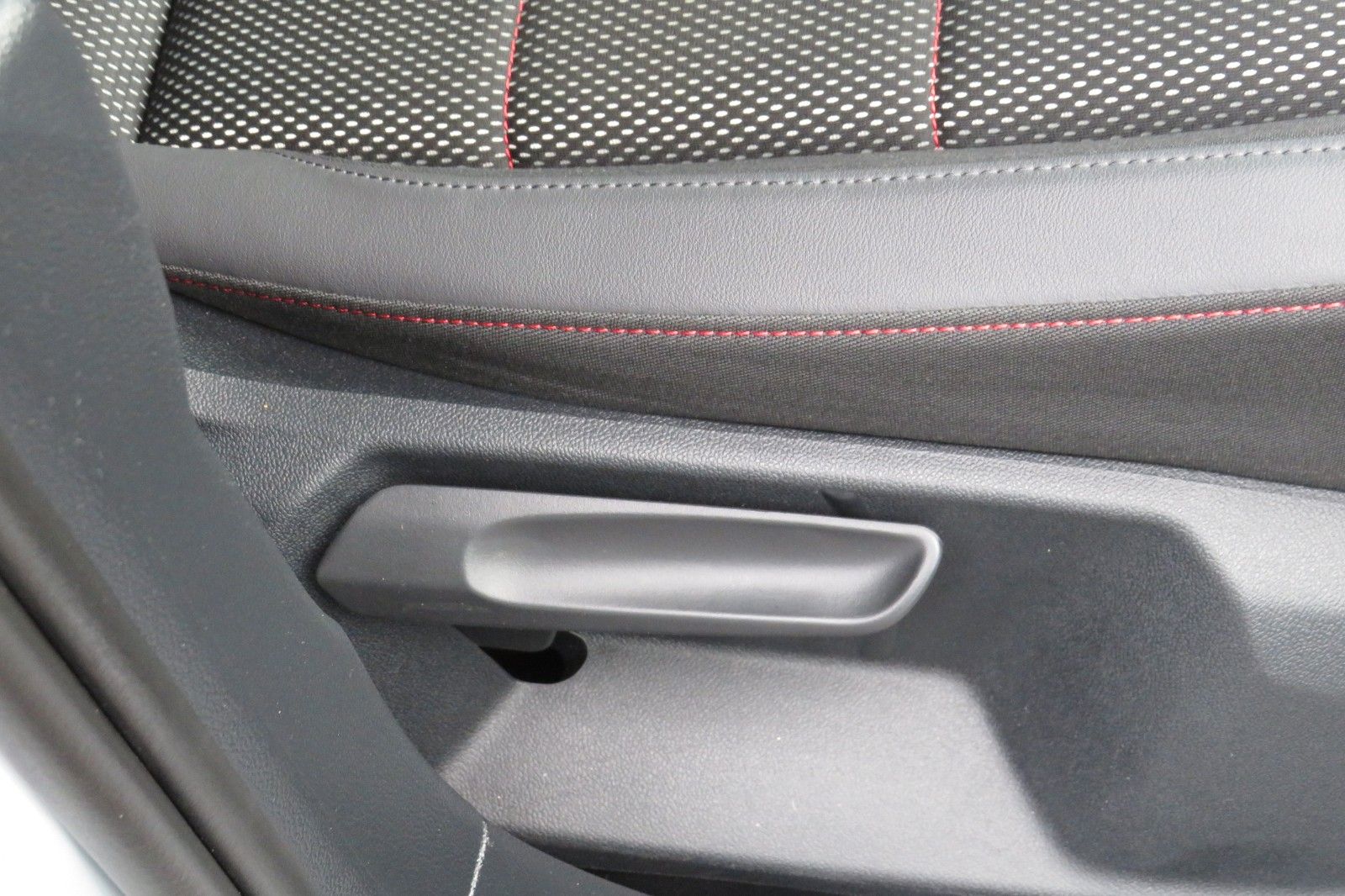 Fahrzeugabbildung Volkswagen T-Roc Sport R-LINE PANO 18`LED NAVI BEATS 1.HD