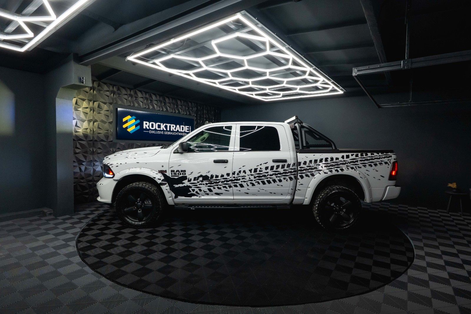Fahrzeugabbildung Dodge RAM 5.7 V8 HEMI 4x4 OFFROAD Night-Paket *LED*AHK