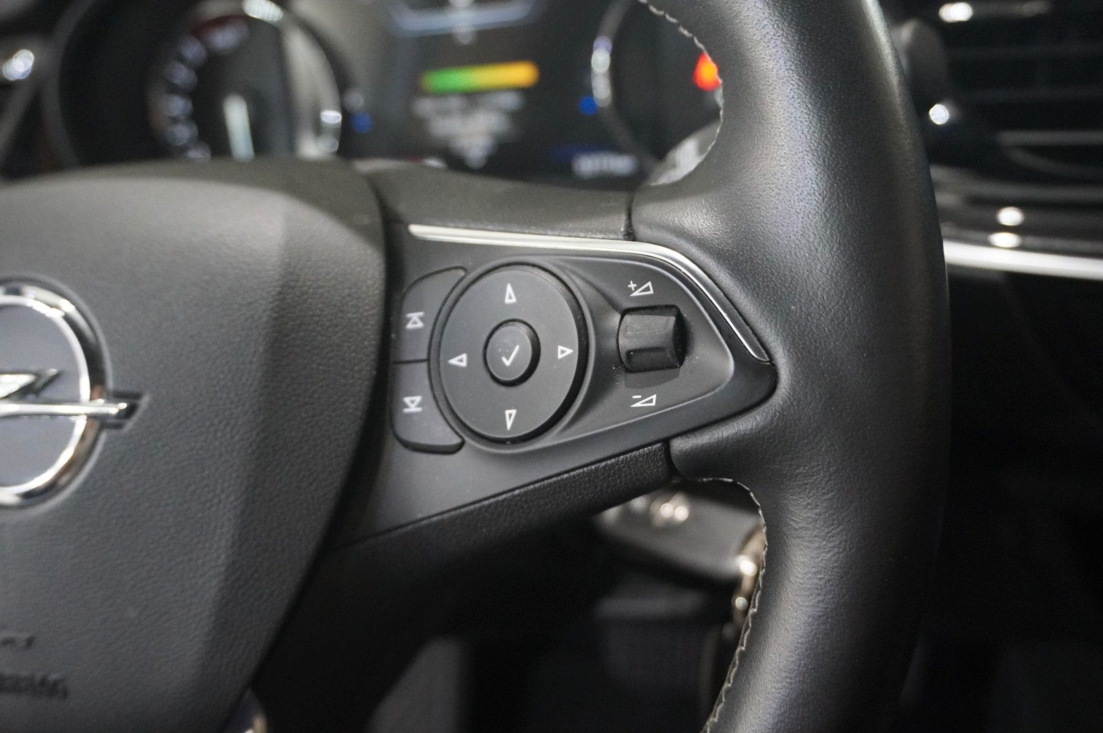 Fahrzeugabbildung Opel Insignia B ST 2.0T ELEGANCE NAVI/LED/VIRT./DAB+
