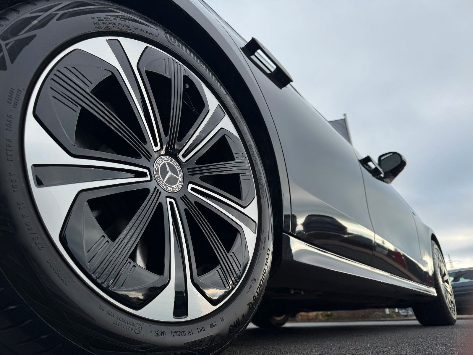 Fahrzeugabbildung Mercedes-Benz E 300de Avantgarde+Pano+AHK+DistrPro+Digital+360