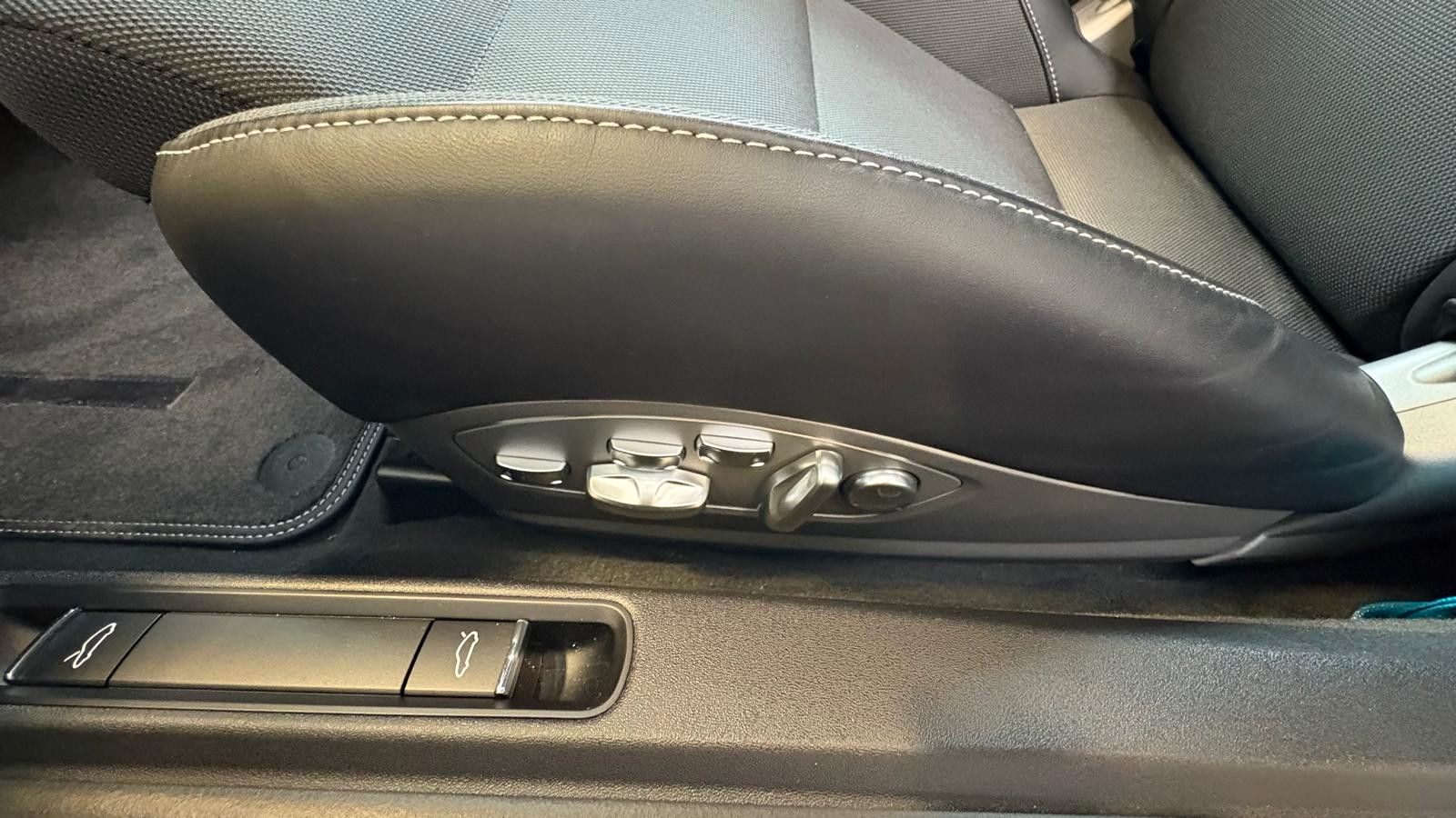 Fahrzeugabbildung Porsche Cayman 718 GTS  18 fach sitze/keramik