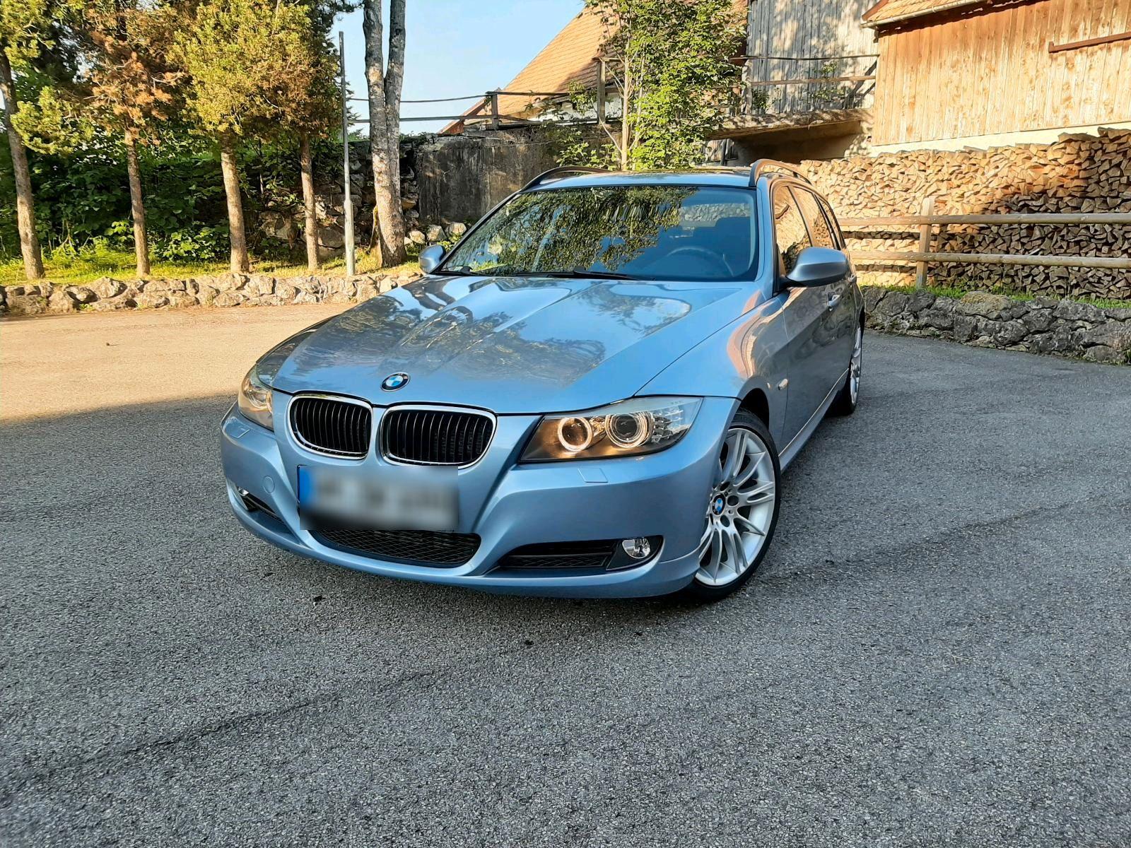 BMW 320 2009 — interior