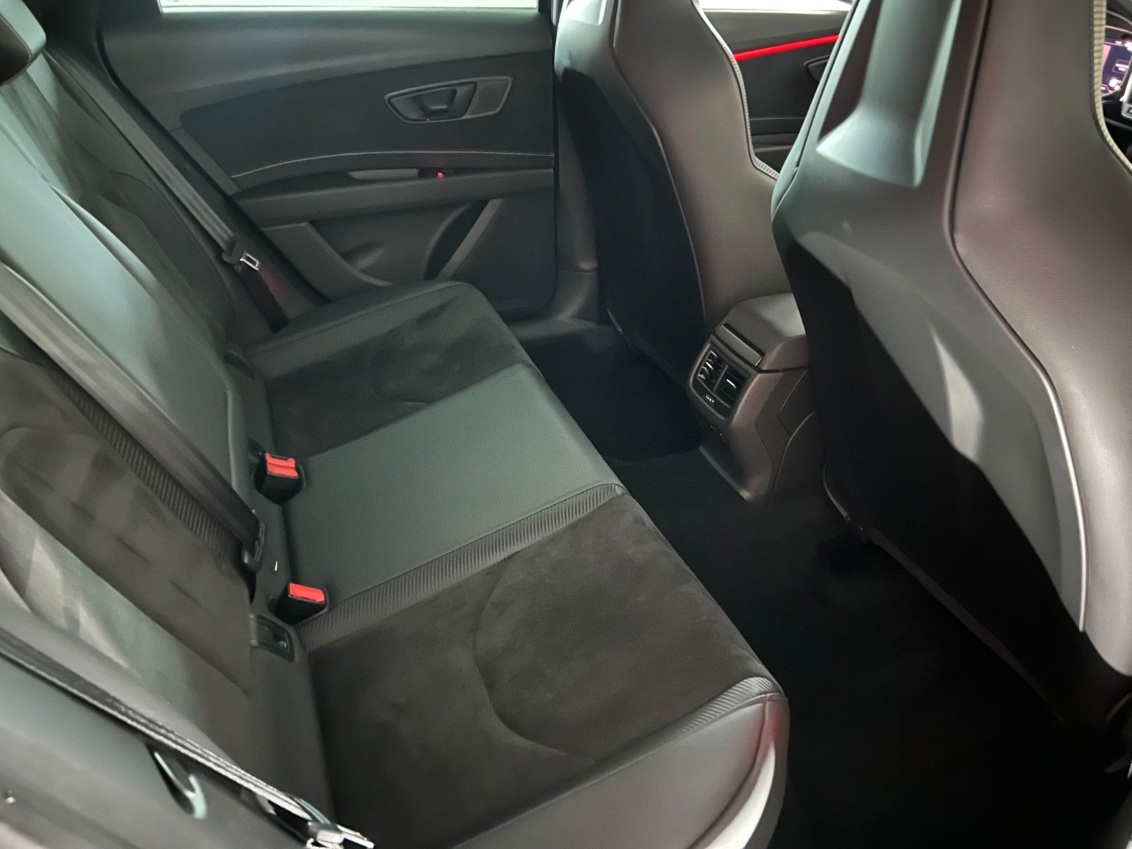 Fahrzeugabbildung SEAT Leon ST Cupra 300 4Dr. PERFORMANCE/SCHALE/BEATS