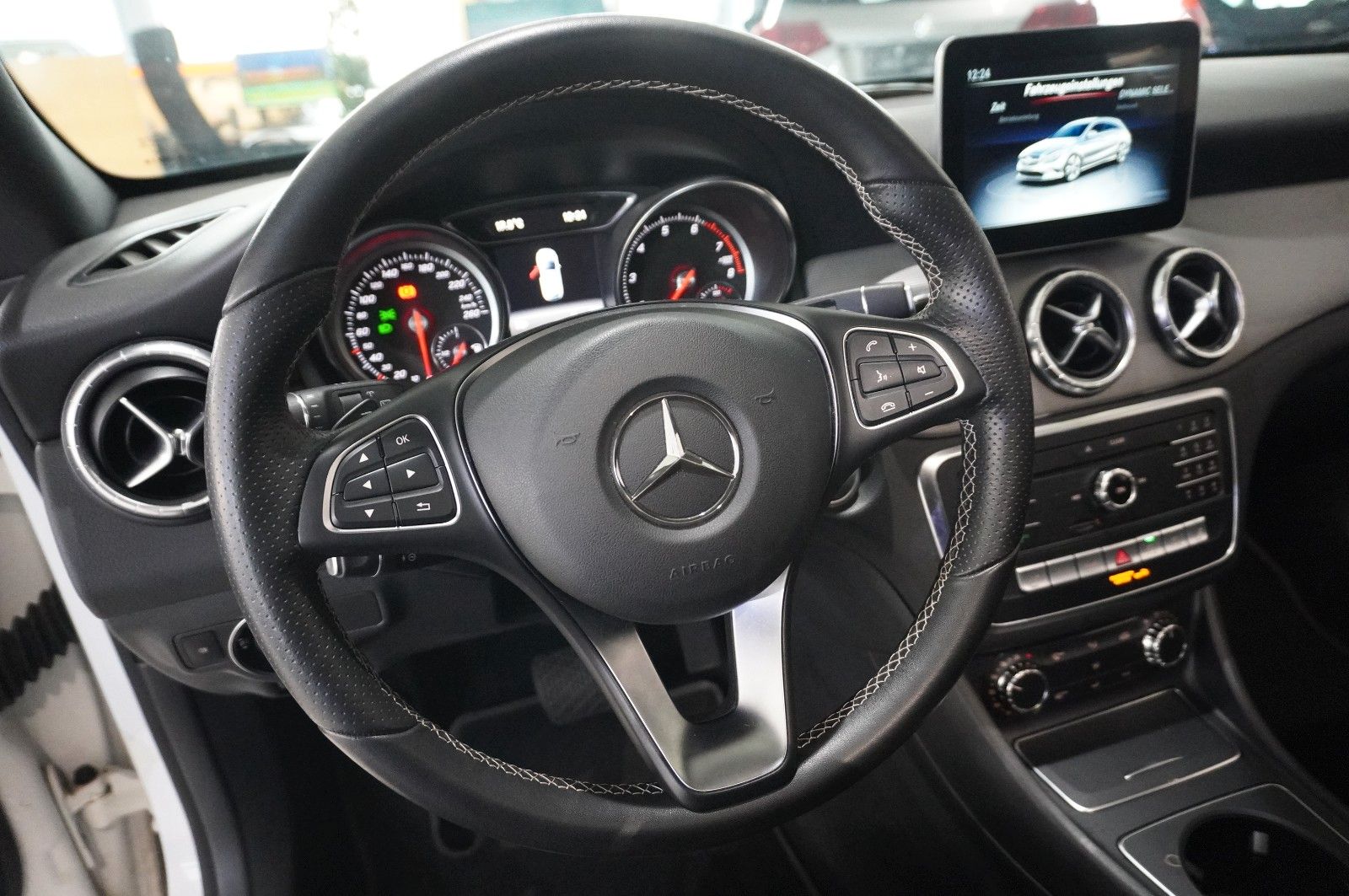 Fahrzeugabbildung Mercedes-Benz CLA 200 SB URBAN 7G-DCT NAVI/LED/PANO./SHZ/SPORT