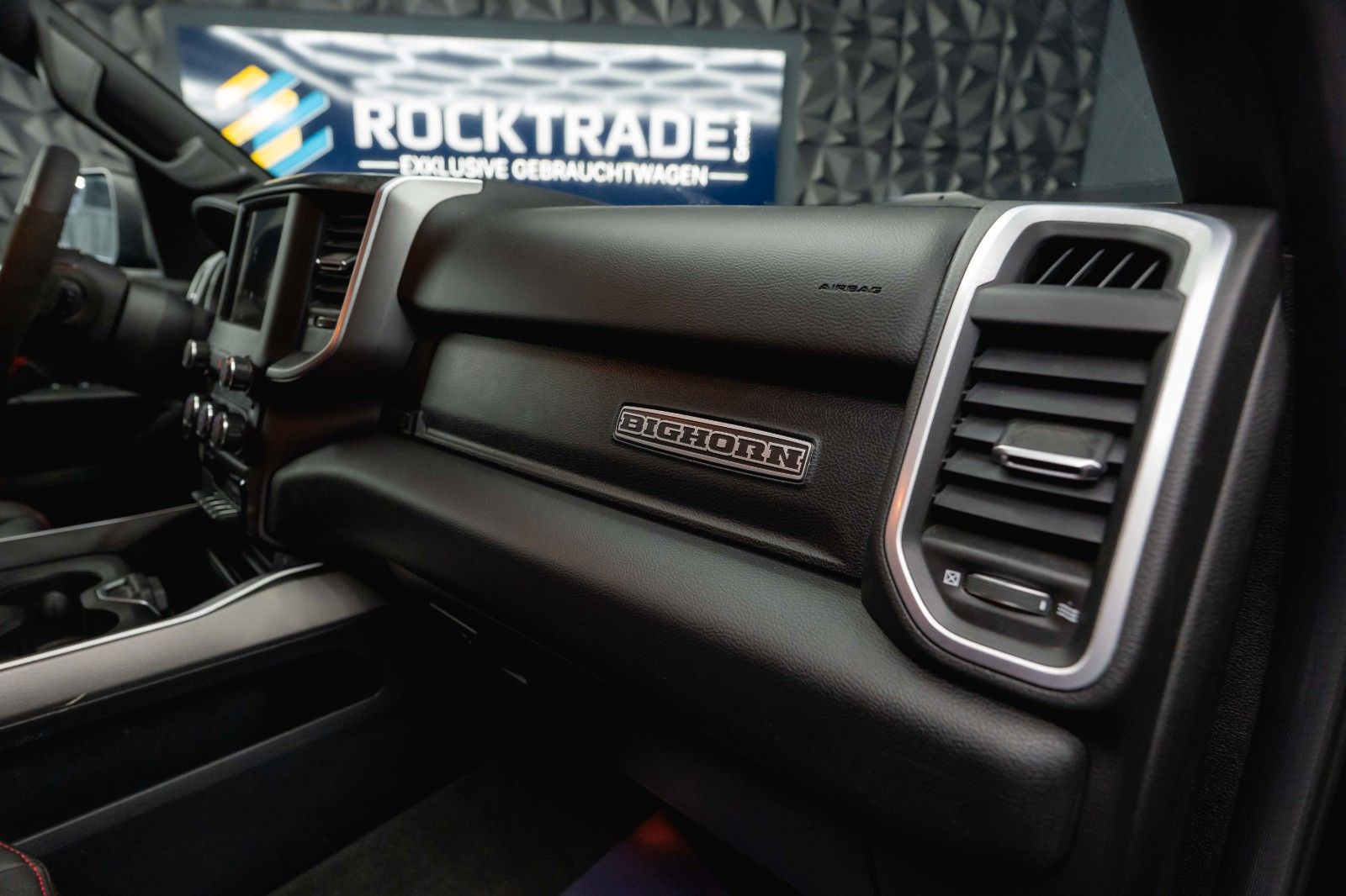 Fahrzeugabbildung Dodge RAM 5.7 V8 HEMI 4x4 OFFROAD Night-Paket Limited