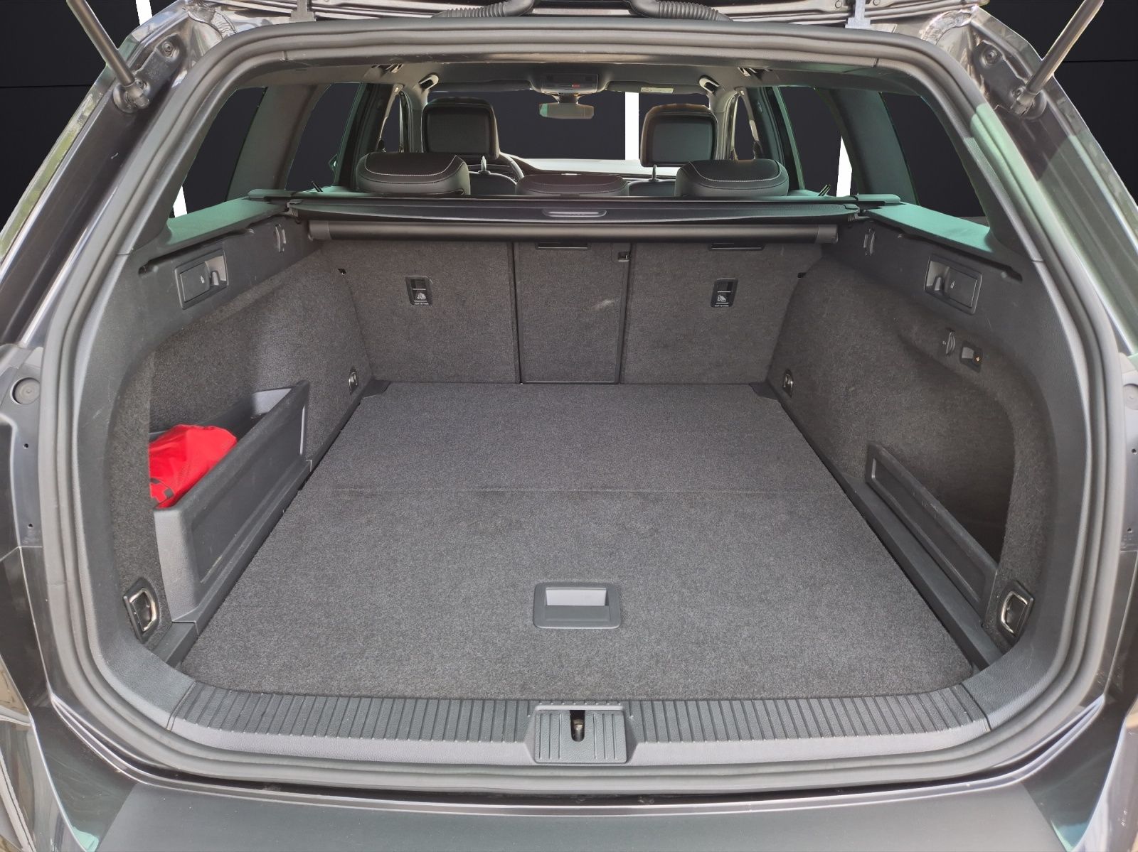 Fahrzeugabbildung Volkswagen Passat Variant GTE AHK Navi ACC RFK SH LM