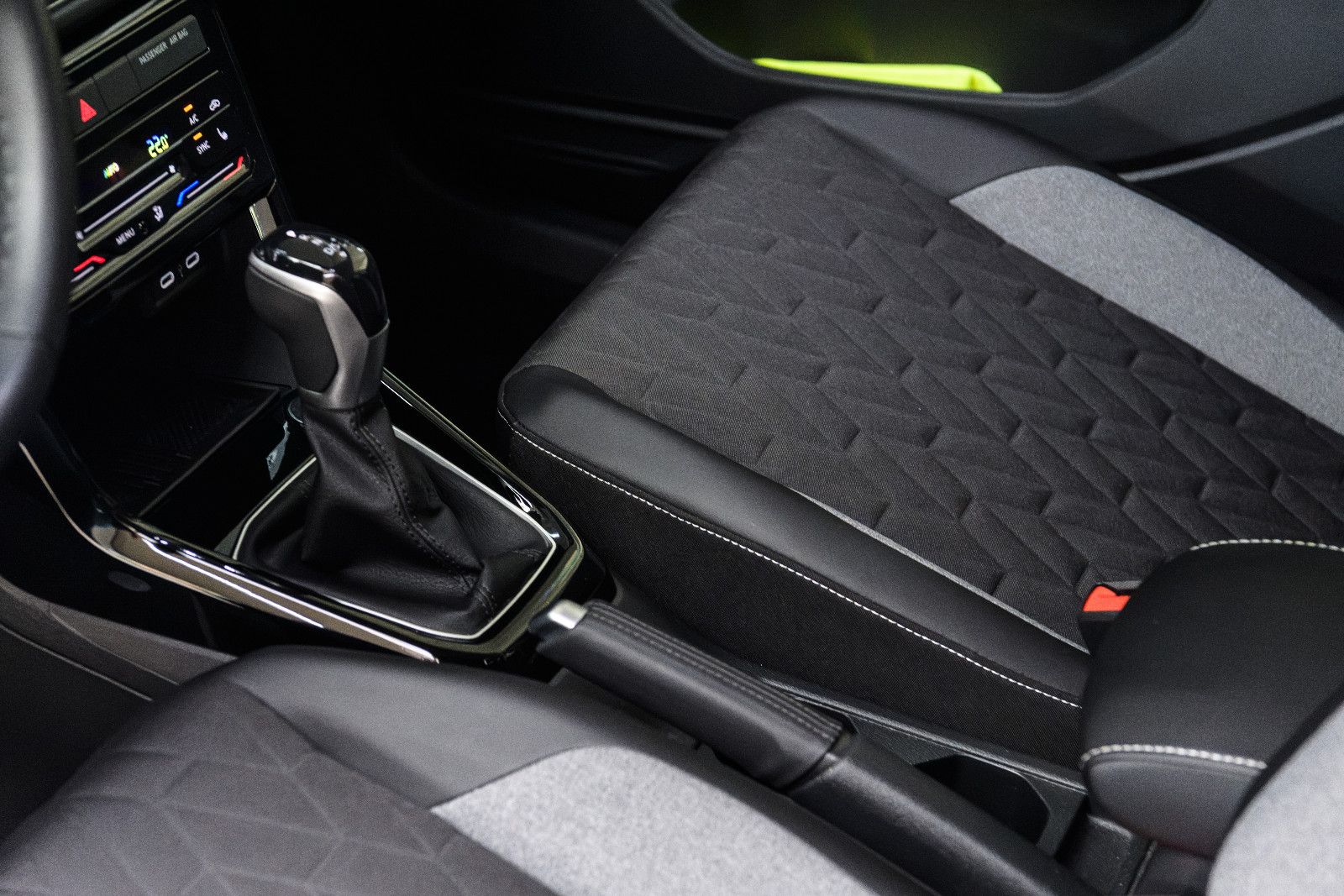 Fahrzeugabbildung Volkswagen T-Cross 1.0 TSI DSG 85 kW Energy+AHK+Kamera+Navi