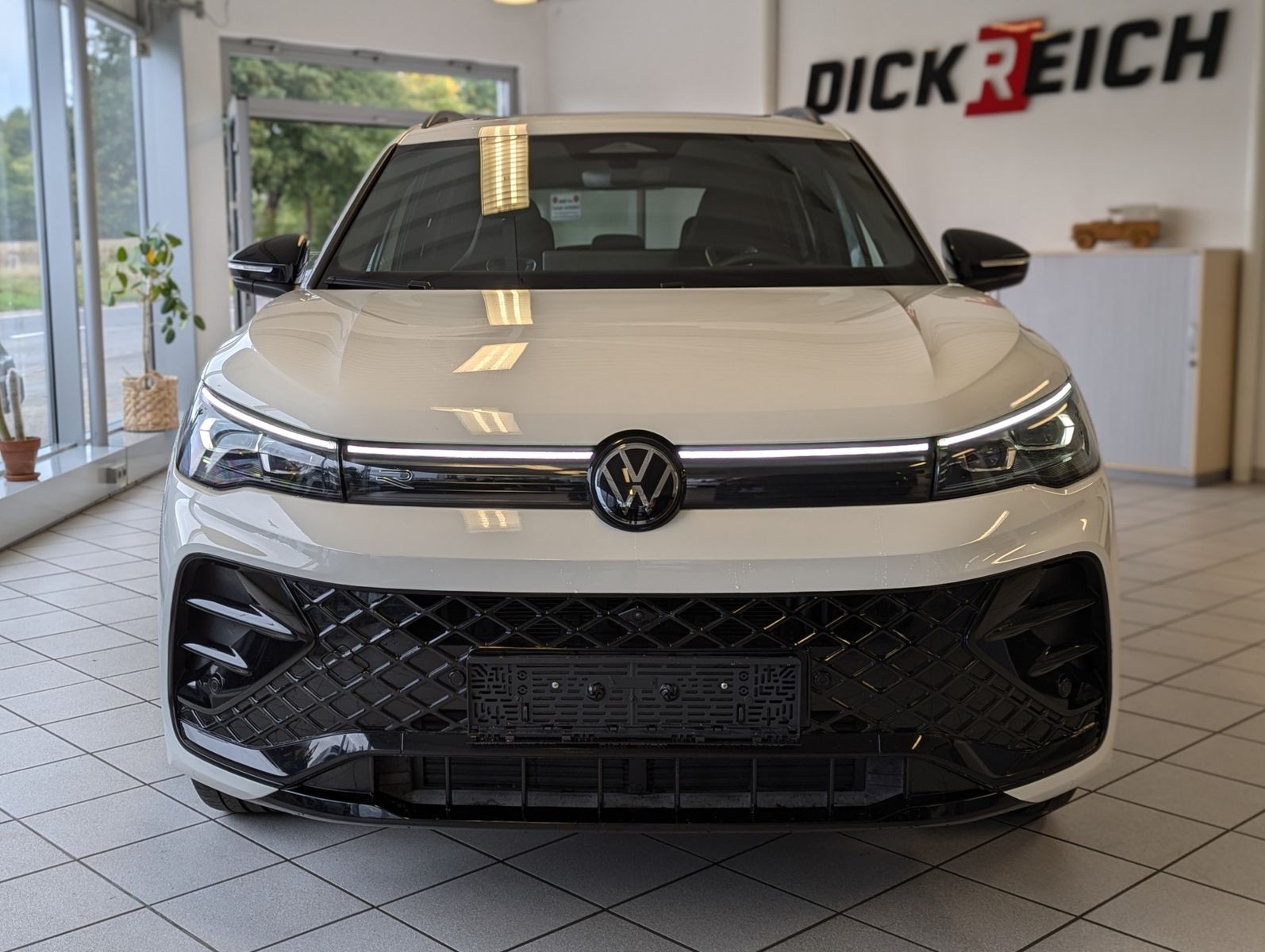 VW Tiguan 2.0TDI R-Line 4M Pano Black AHK Matrix 20 - Image 2
