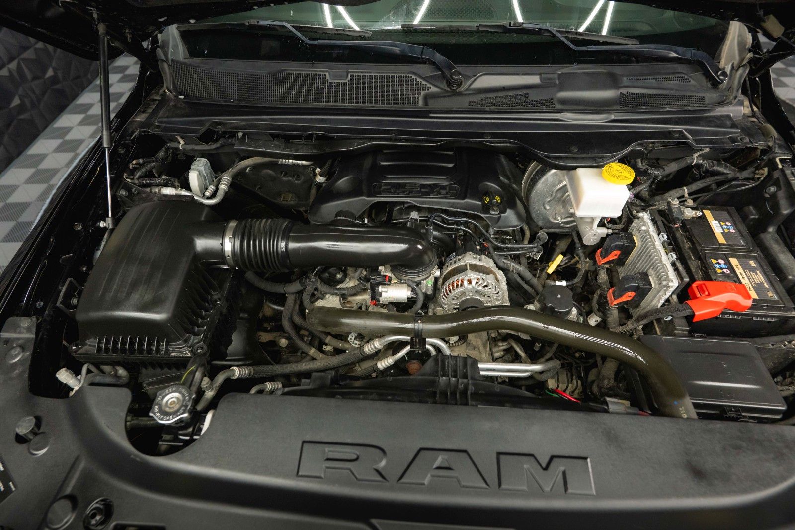 Fahrzeugabbildung Dodge RAM 5.7 V8 HEMI 4x4 OFFROAD Night-Paket Limited