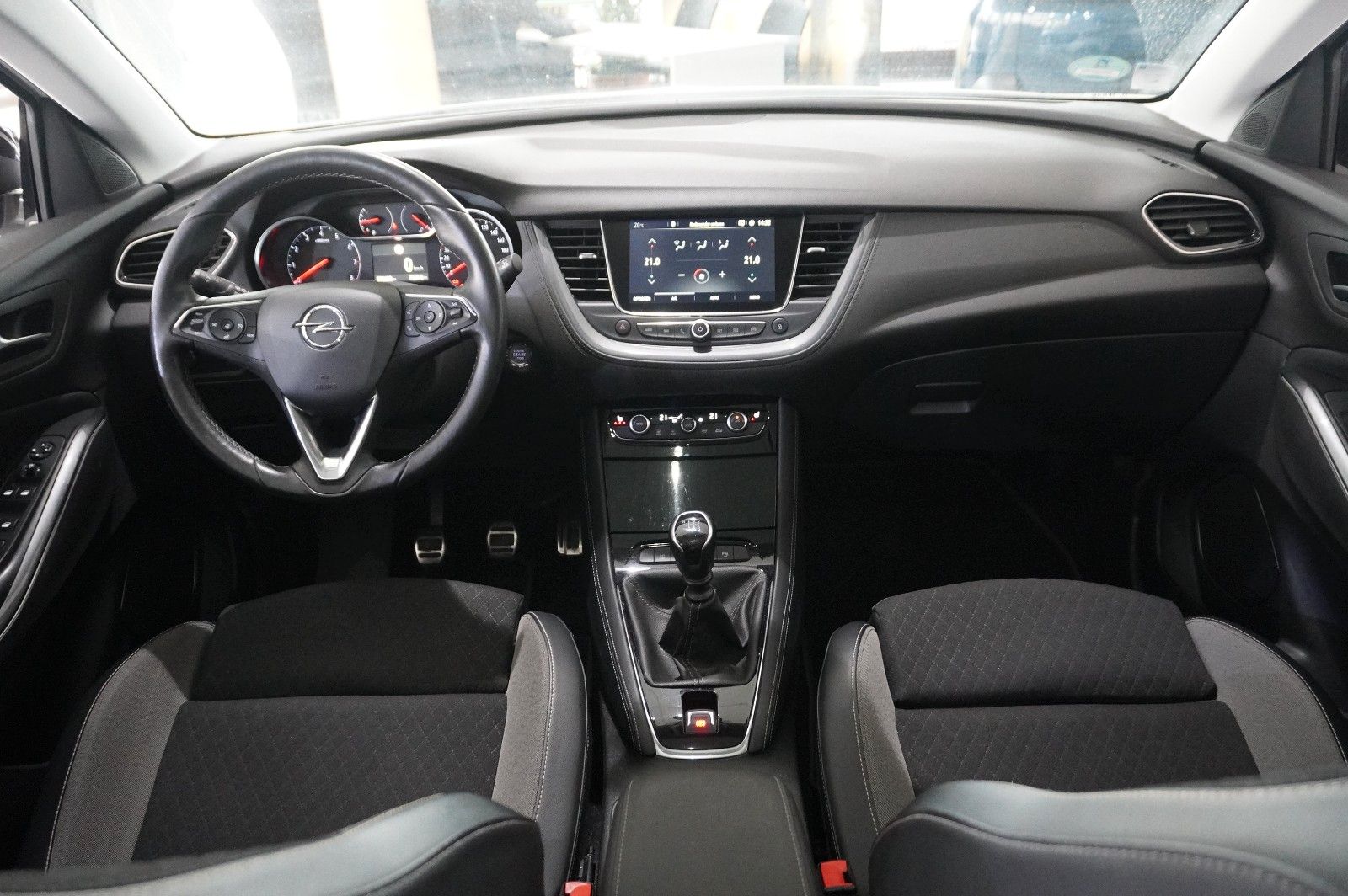Fahrzeugabbildung Opel Grandland (X) 1.2T INNOV. NAVI/LED/KAMERA/PANO.