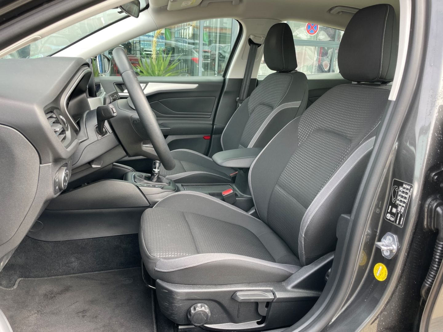 Fahrzeugabbildung Ford Focus C&C MHEV Kamera VerkehrszeichenERK DAB