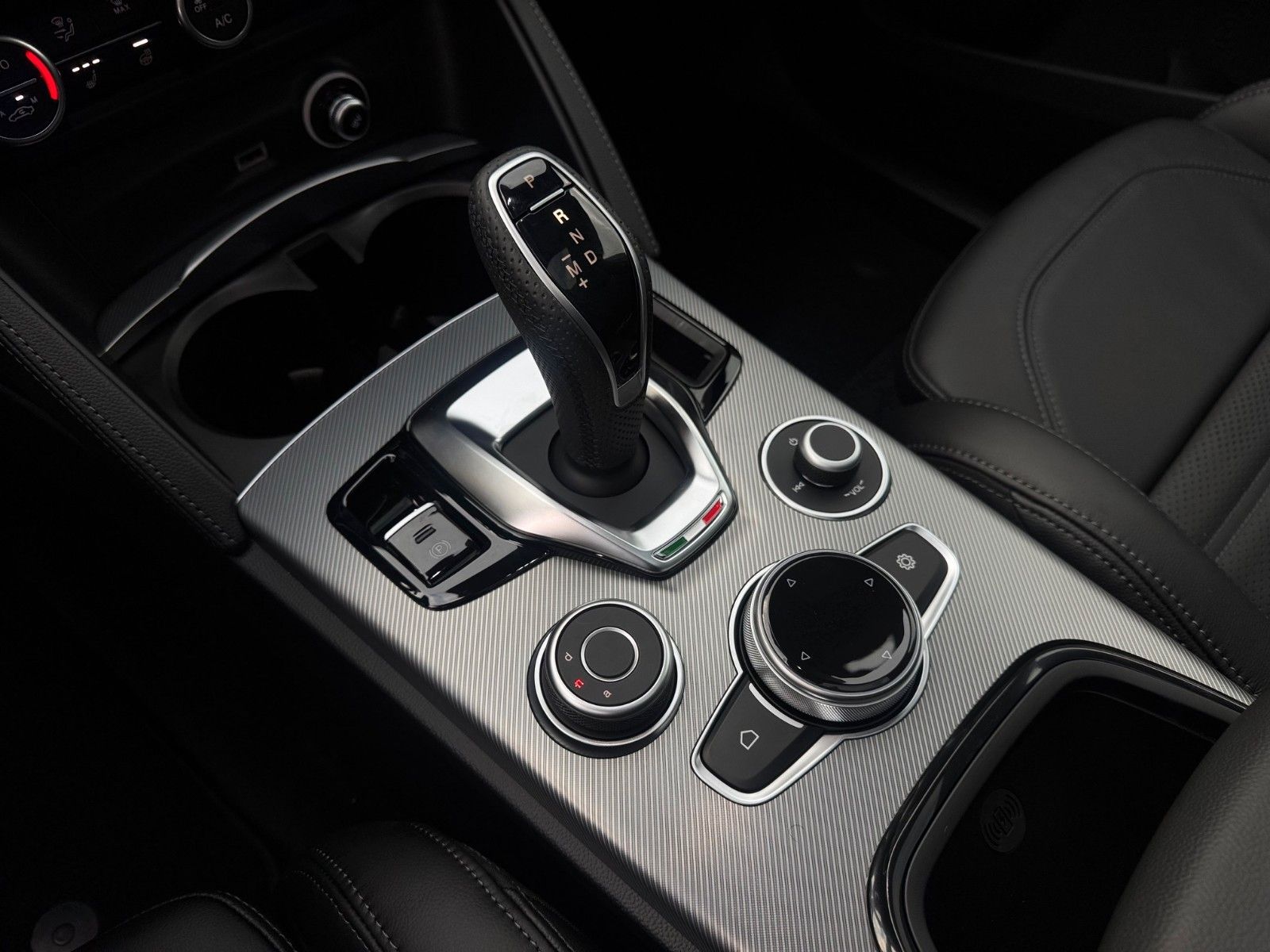 Fahrzeugabbildung Alfa Romeo VELOCE 280PS AT8 Q4 AHK MEMORY LEDER NAVI PANO