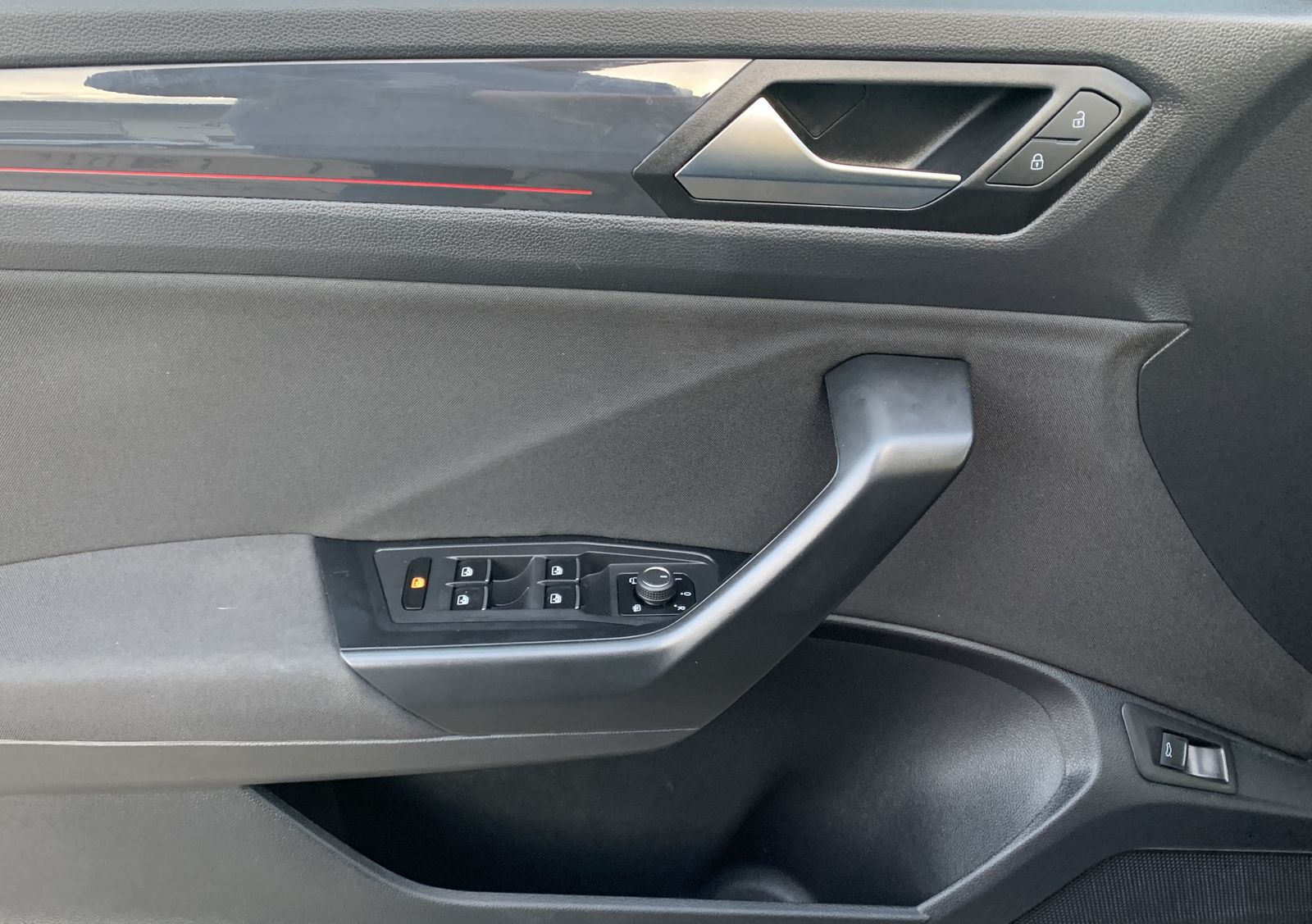 Fahrzeugabbildung Volkswagen T-Roc 2.0 TDI*Sport*AHK*Cam*LED*Navi*ACC*