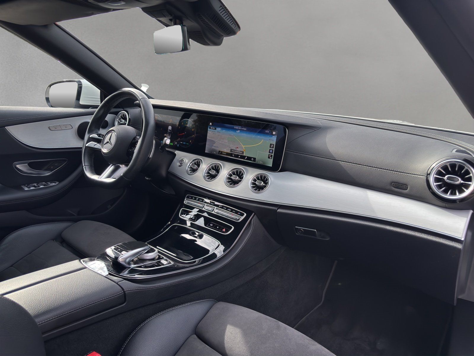 Fahrzeugabbildung Mercedes-Benz E200 Cab AMG HughEndMBUX Business AIRSCARF Totwi