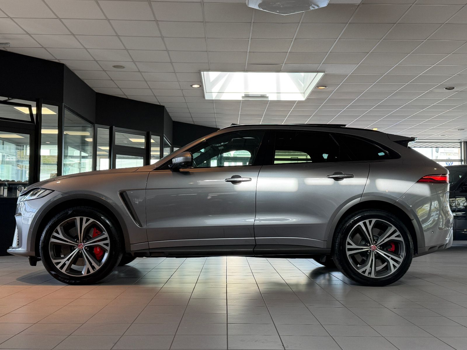 Fahrzeugabbildung Jaguar F-PACE SVR /PANO/MERIDIAN/HUD/360°KAM/MEMORY