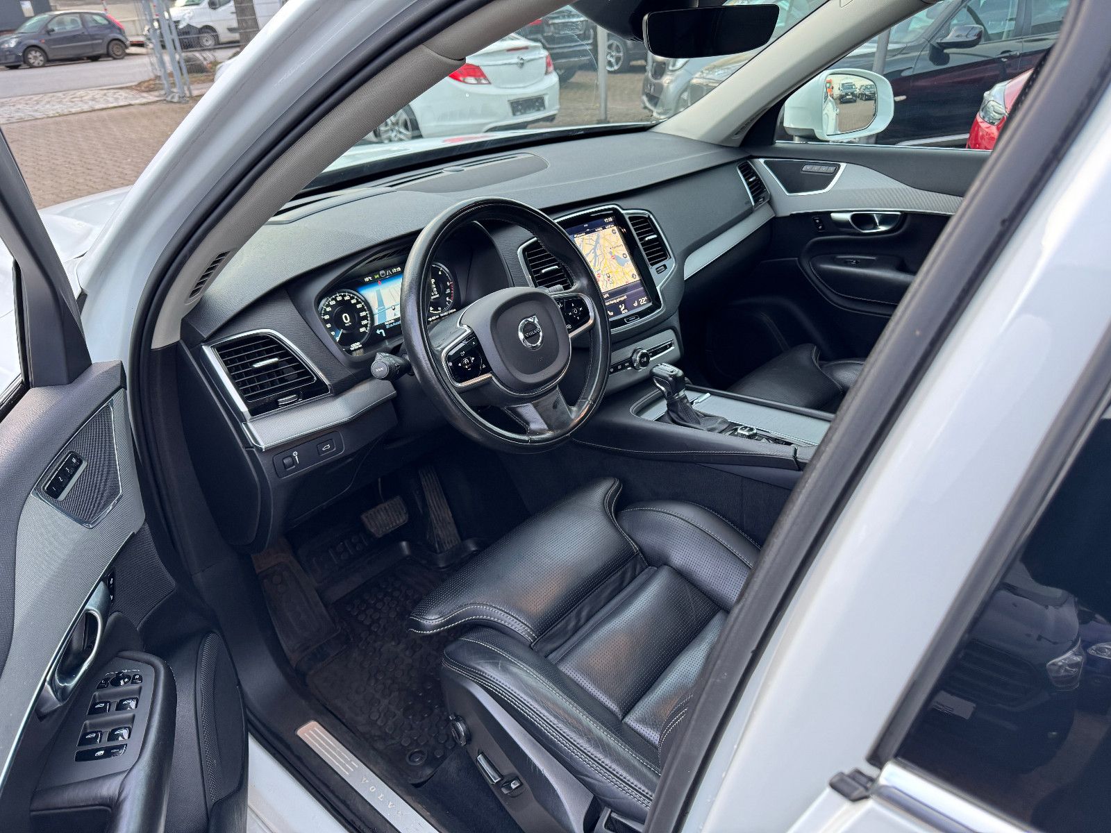 Fahrzeugabbildung Volvo XC90 INSCRIPTION AWD PANO HUD SITZKLIMA MEMORY