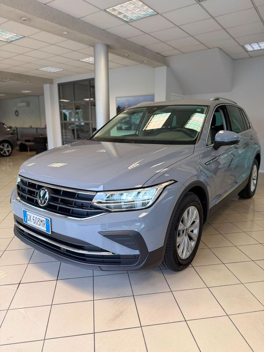 Volkswagen Tiguan - 1