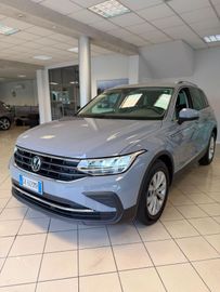 Volkswagen Tiguan - 1