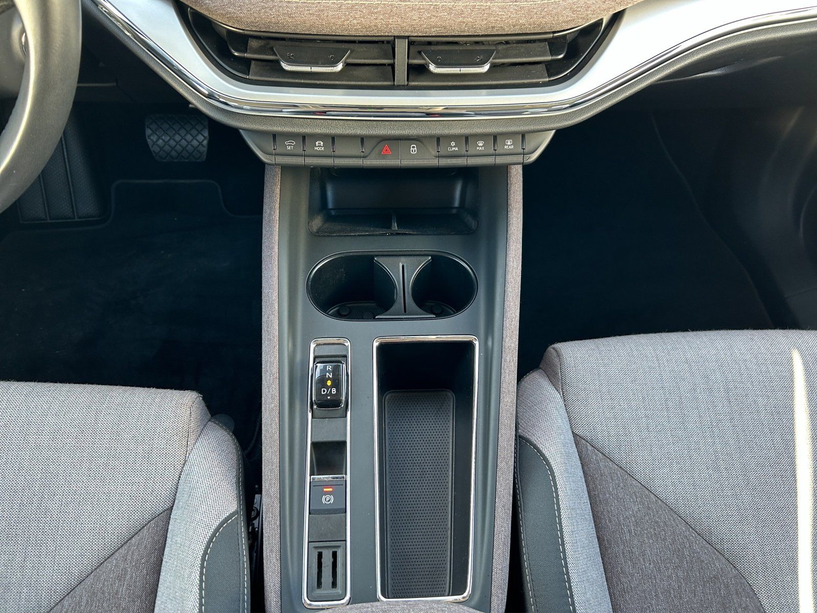 Fahrzeugabbildung SKODA Enyaq iV 60 Lodge/ACC/SHZ/LED/SIDE+LANE/