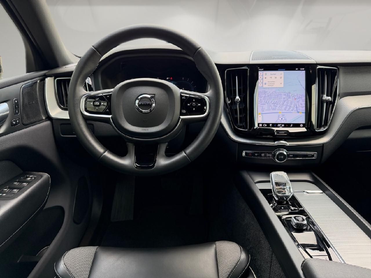 Fahrzeugabbildung Volvo XC60 B4 Benzin Plus Dark 2WD