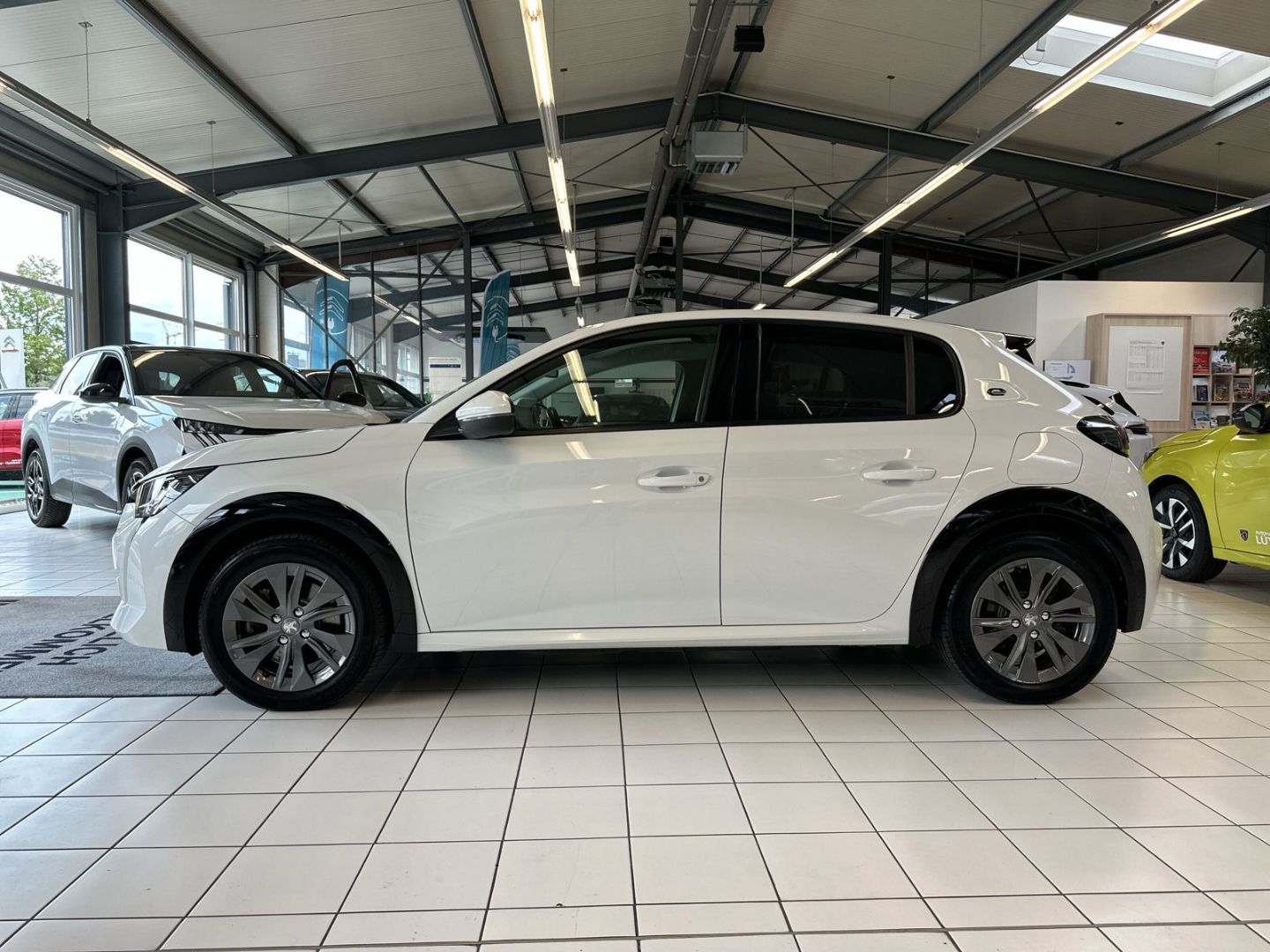 Fahrzeugabbildung Peugeot 208 e- Allure Elektromotor 136 LED CarPlay SHZ