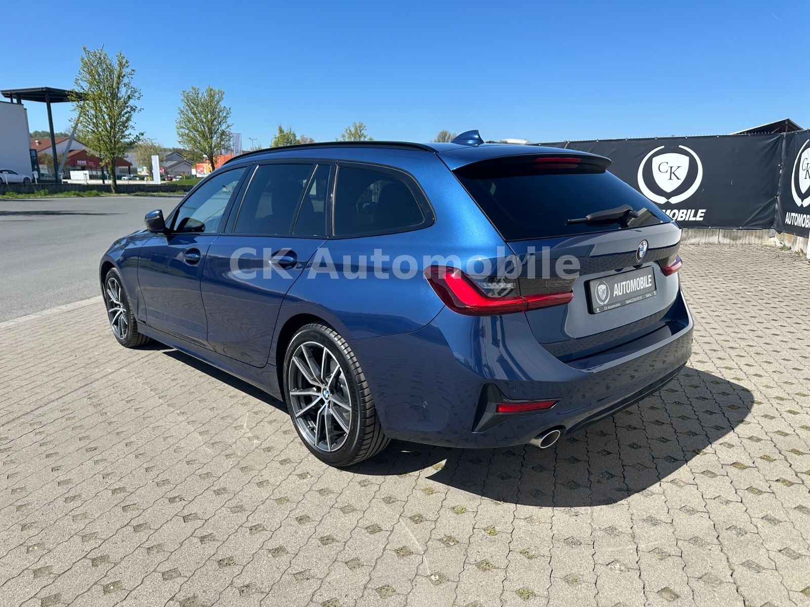 Fahrzeugabbildung BMW 318d Touring Sport-Line/Shadow-Line/Navi/Laser