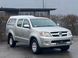 Toyota Hilux 2.5 D-4D - Toyota Hilux: 2.4