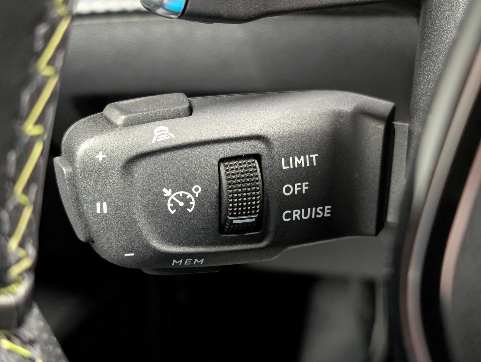 Peugeot 2008 GT LED/Navi/Focal/Pano/AHK/SHZ/Kam/ACC/18LM