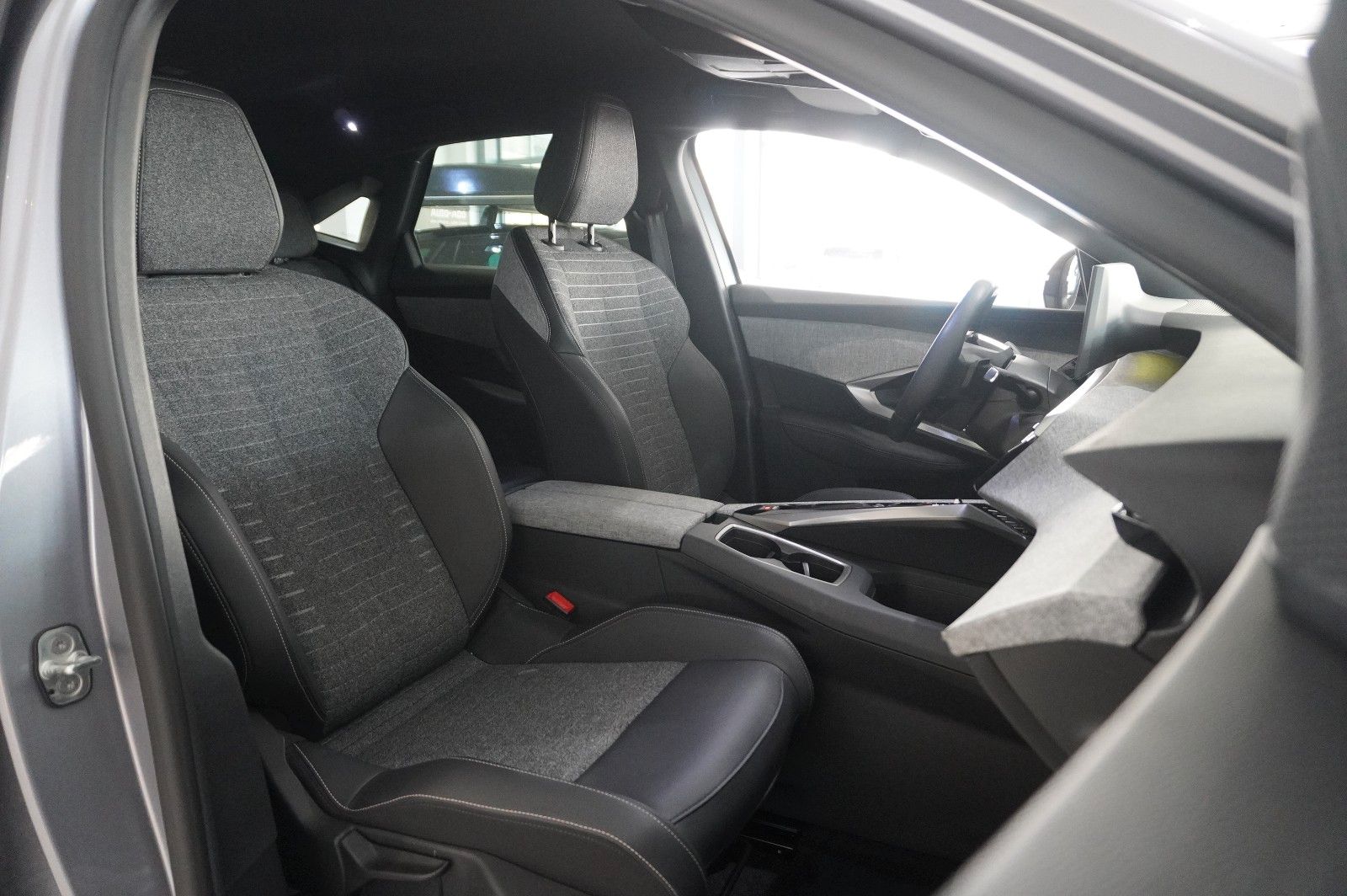 Fahrzeugabbildung Peugeot 3008 Hybrid 145 ALLURE NAVI/LED/360°/SPORT/DAB+