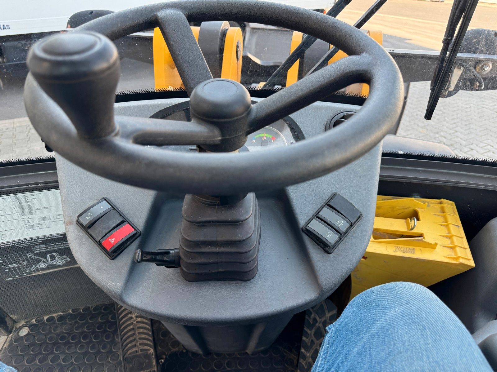 Fahrzeugabbildung MECALAC AX850 / nur 671h / 11.2022 / Gabel / Schaufel